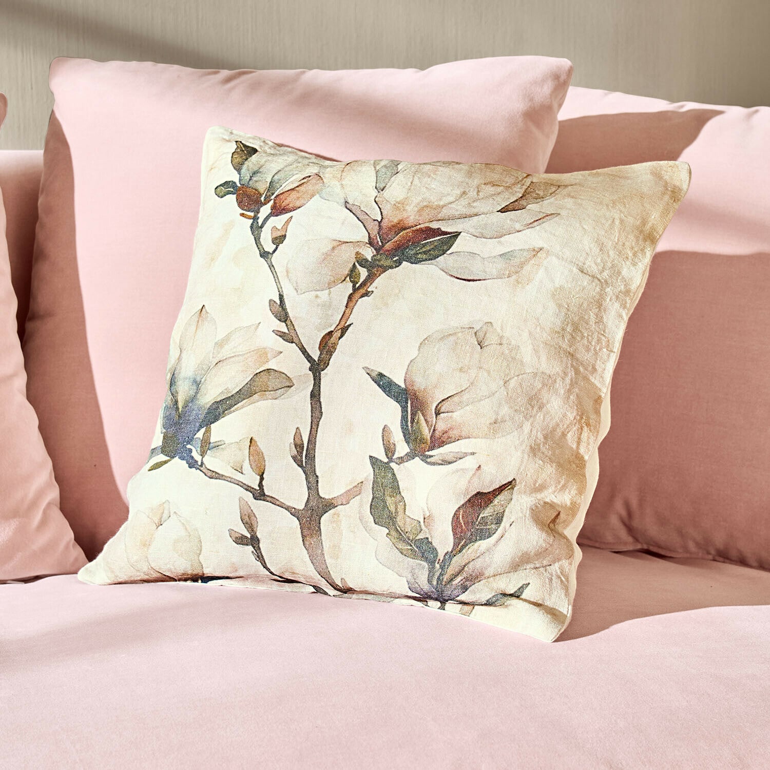 Kissenhülle Aurélines Leinenkissen mit floralem Druck auf rosa Sofa, weiche und stilvolle Dekoration für Wohnzimmer