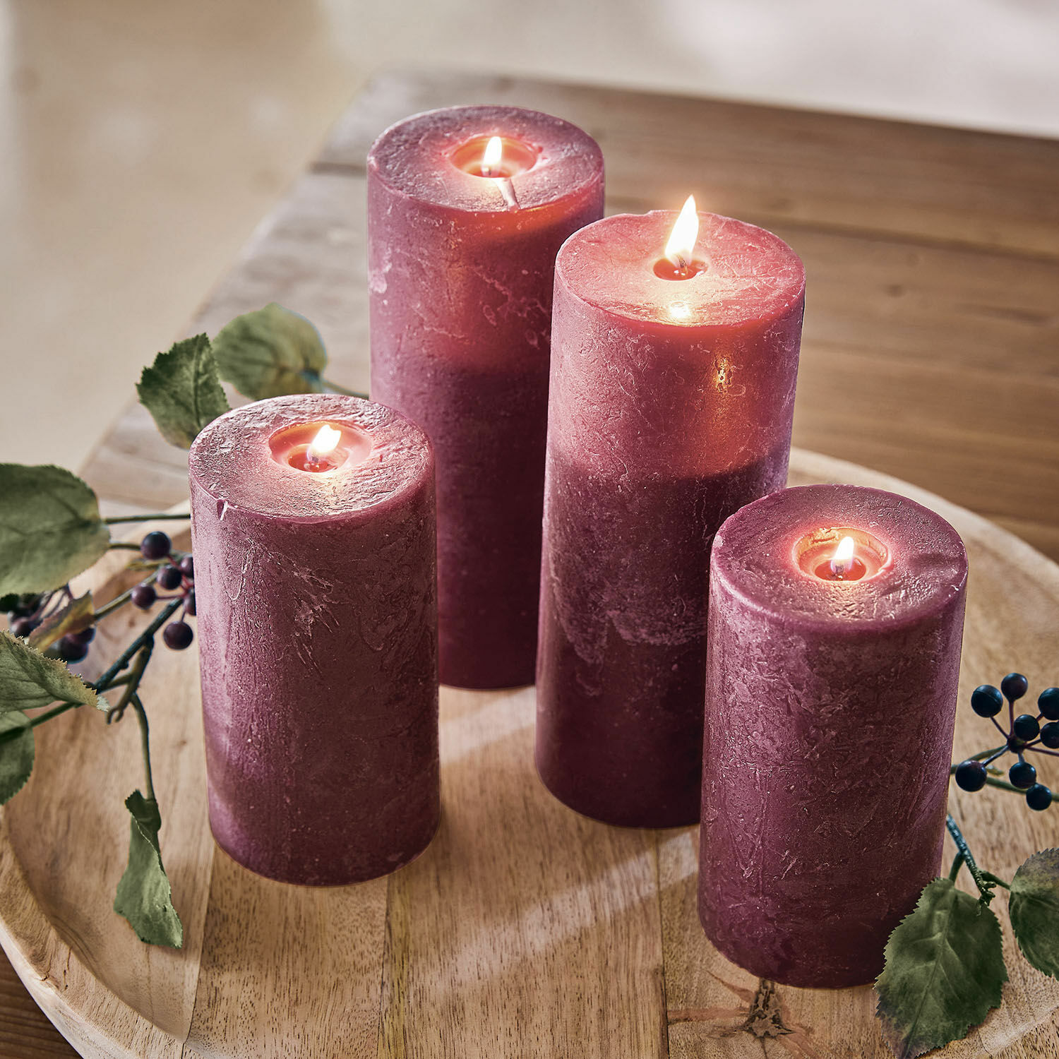 Kerze 4er Set Berekua Vier violette Wachskerzen auf einem Holztablett mit Blatt- und Beerendekor