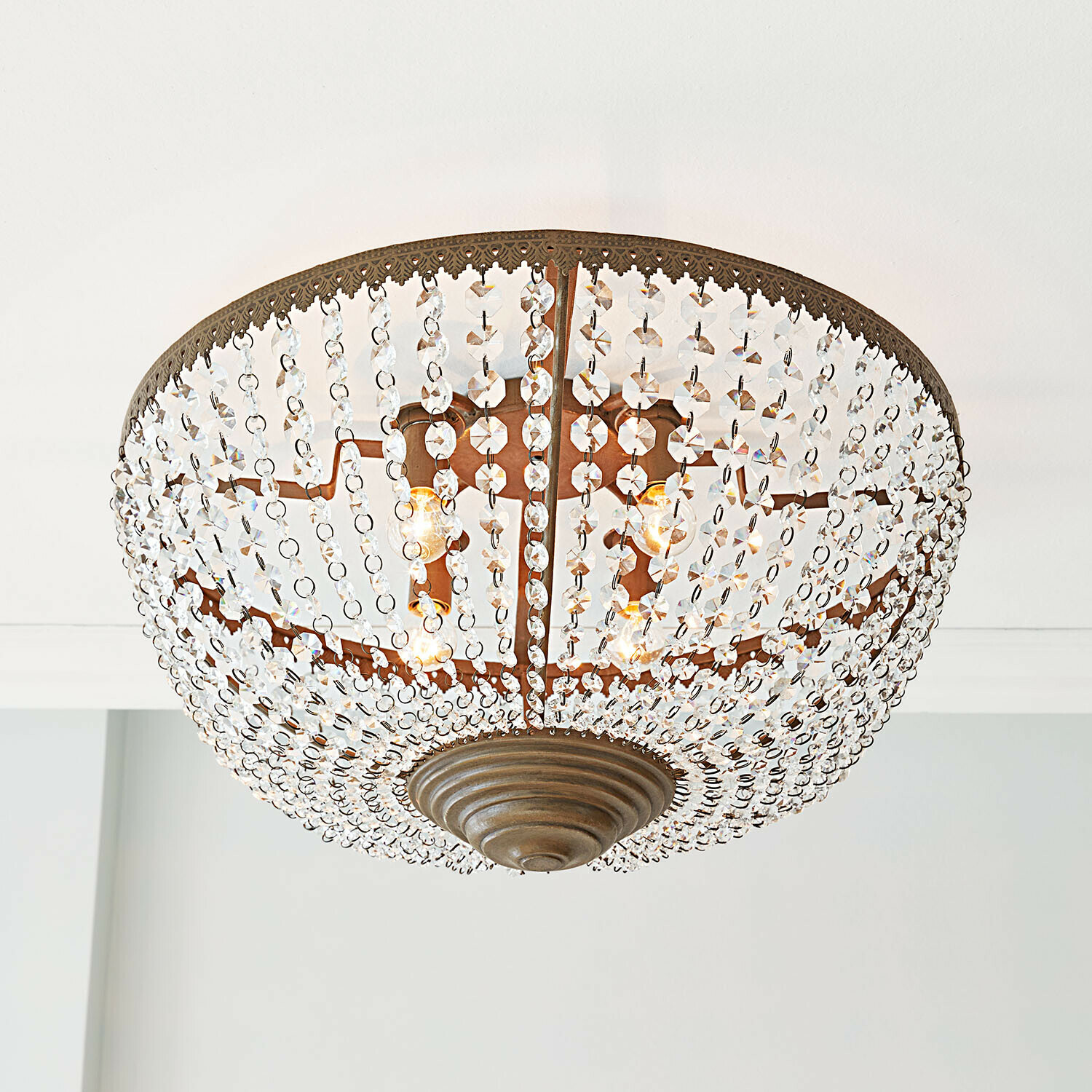 Runder Deckenleuchter mit Kristallperlen und messingfarbenem Metallrahmen für stilvolle Beleuchtung