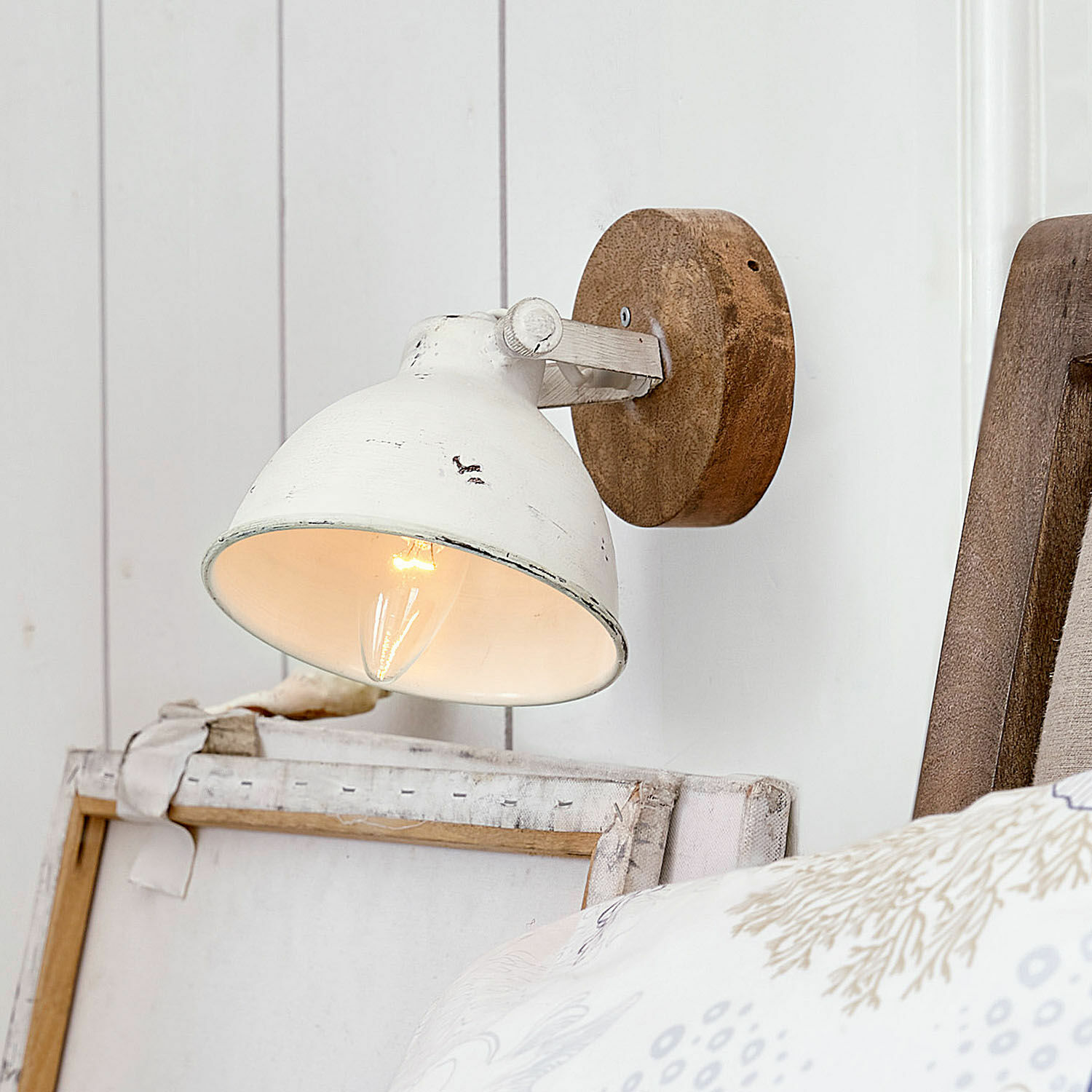 Wandlampe Ballée Weiße Metall-Wandleuchte mit Holzsockel im Vintage-Stil für stimmungsvolle Innenbeleuchtung