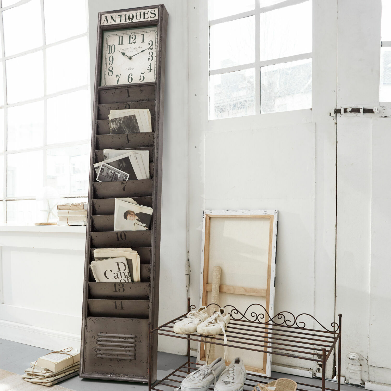 Metall Briefablage mit Vintage-Uhr in Grau in hellem Raum mit antikem Stil