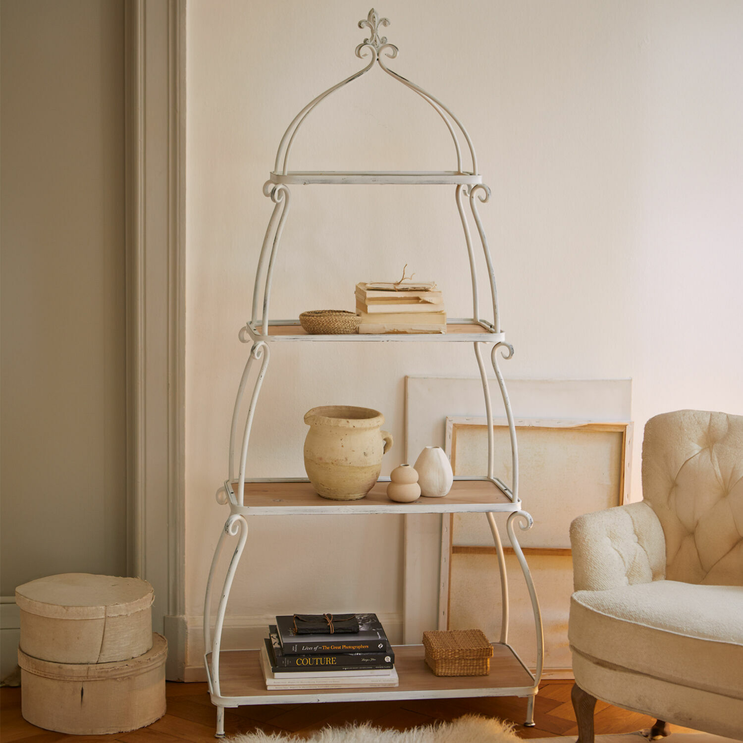 Regal Kellington Weißes Metallregal mit Holzablagen im Vintage-Stil, dekoriert mit Büchern und Keramik im Wohnzimmer