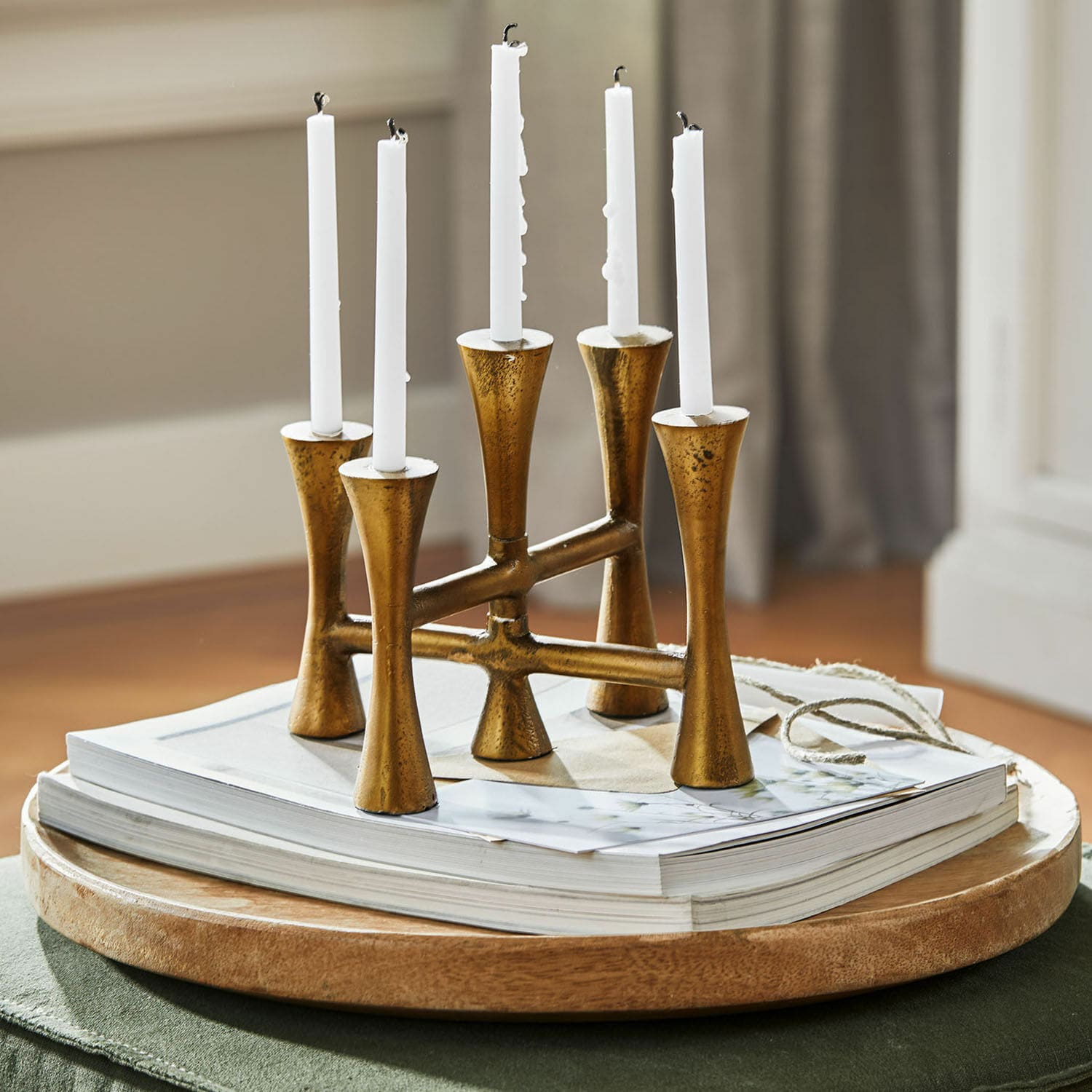 Kerzenständer Feroze Goldener Metall-Kerzenhalter für fünf weiße Kerzen auf Holztablett mit Büchern, Wohnaccessoire