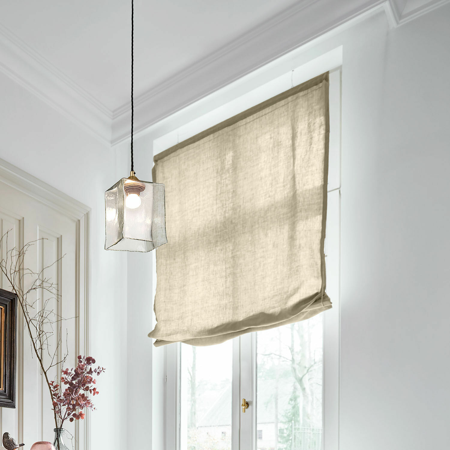 Faltrollo Lunavaux Beige Leinen-Rollo in hellem Raum mit dekorativer Hängelampe und Fenster