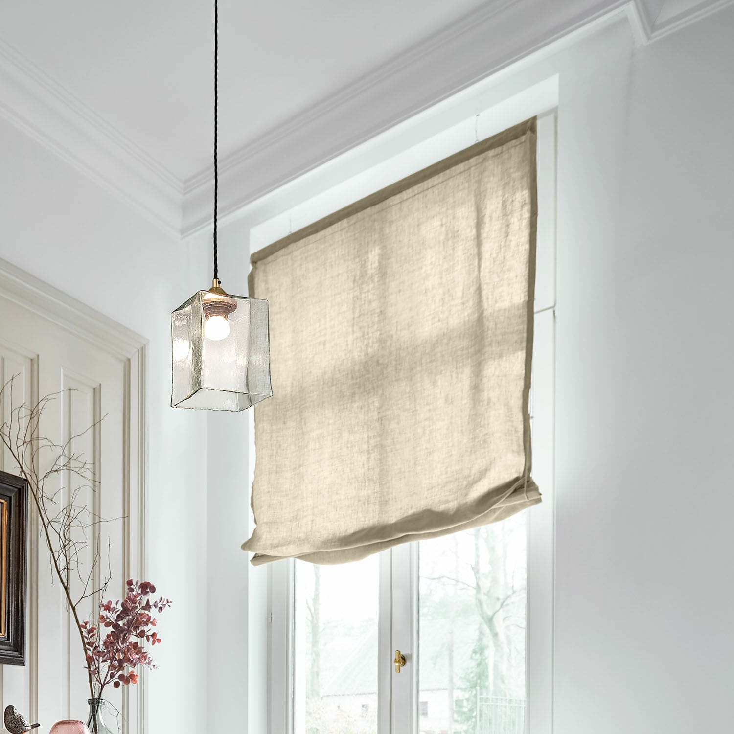 Faltrollo Lunavaux Beige Leinen-Rollo in hellem Raum mit dekorativer Hängelampe und Fenster
