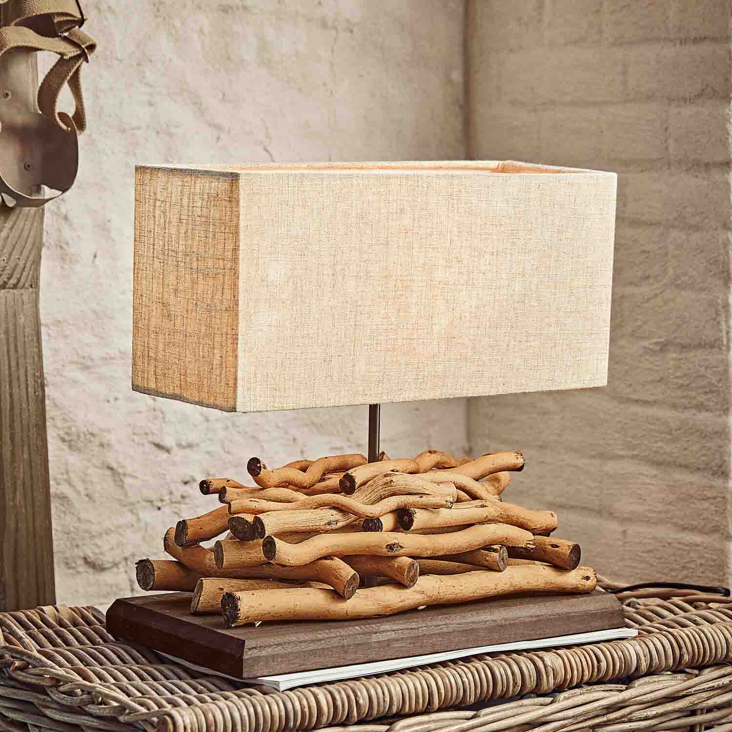 Tischlampe mit beigem Lampenschirm und natürlicher Holzbasis im rustikalen Stil