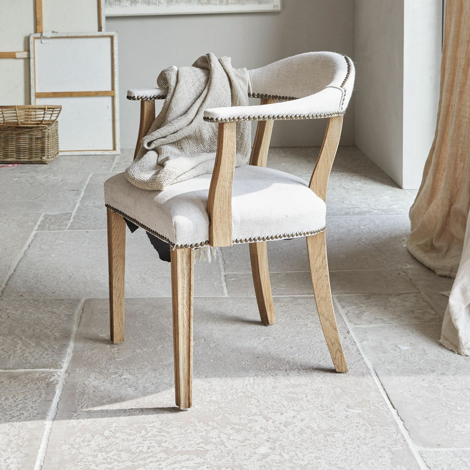 Stuhl Heaton Stuhl aus hellem Holz und beigem Stoff mit Ziernägeln und Decke im Vintage-Stil