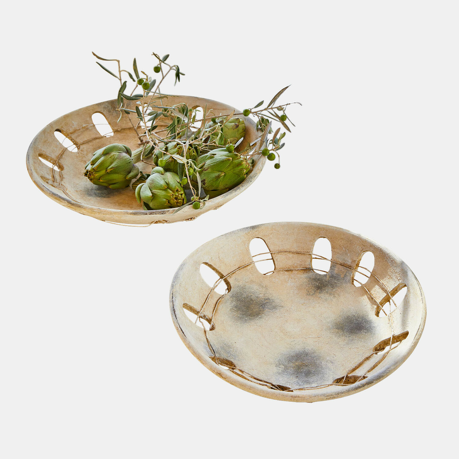 Deko-Schale 2er Set Delunas Zwei dekorative beige Keramikschalen mit Öffnungen, eine gefüllt mit grünen Artischocken
