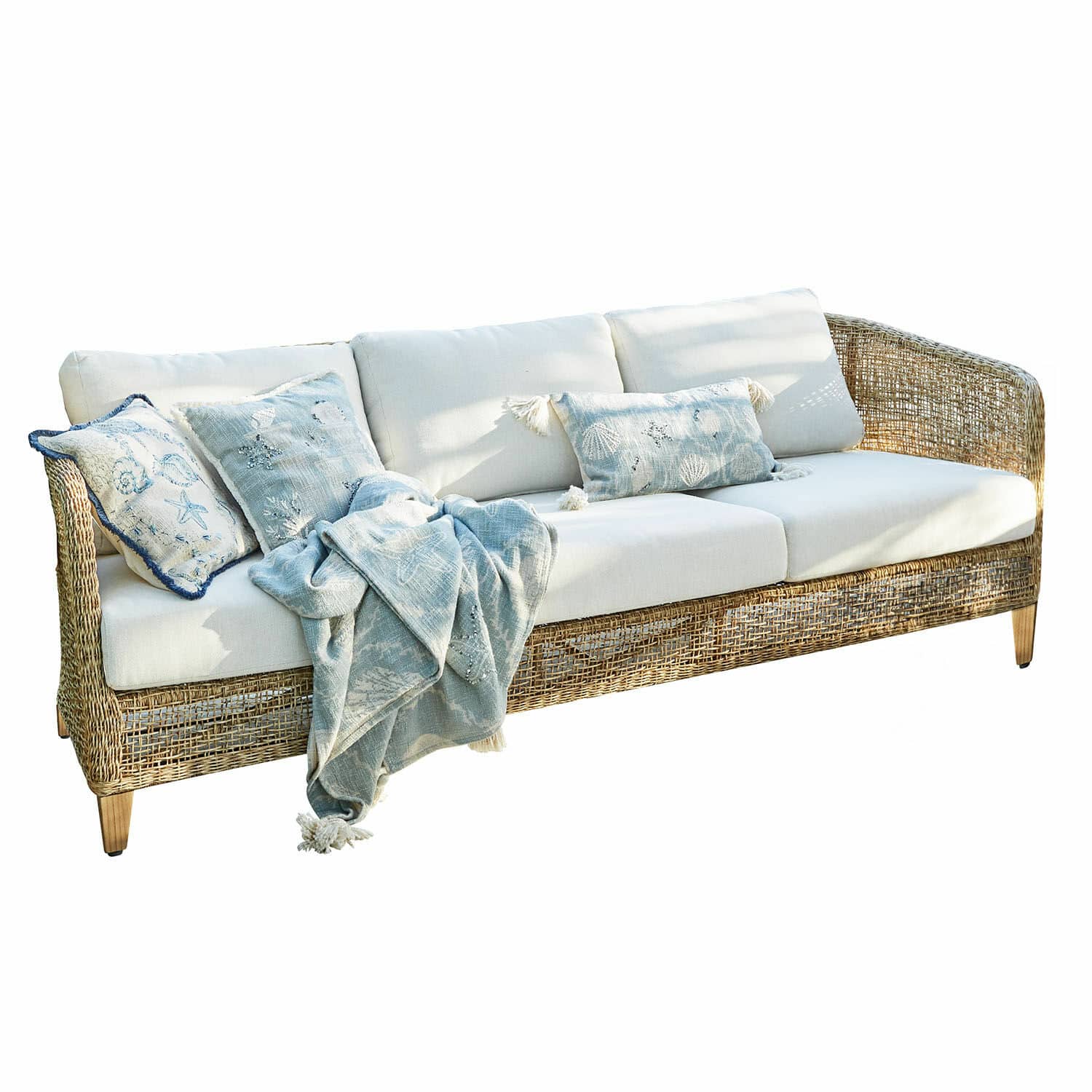 Sofa Clarivaux Rattansofa mit cremefarbenen Kissen und blauem Decken mit Meeresmotiven für Wohnzimmer