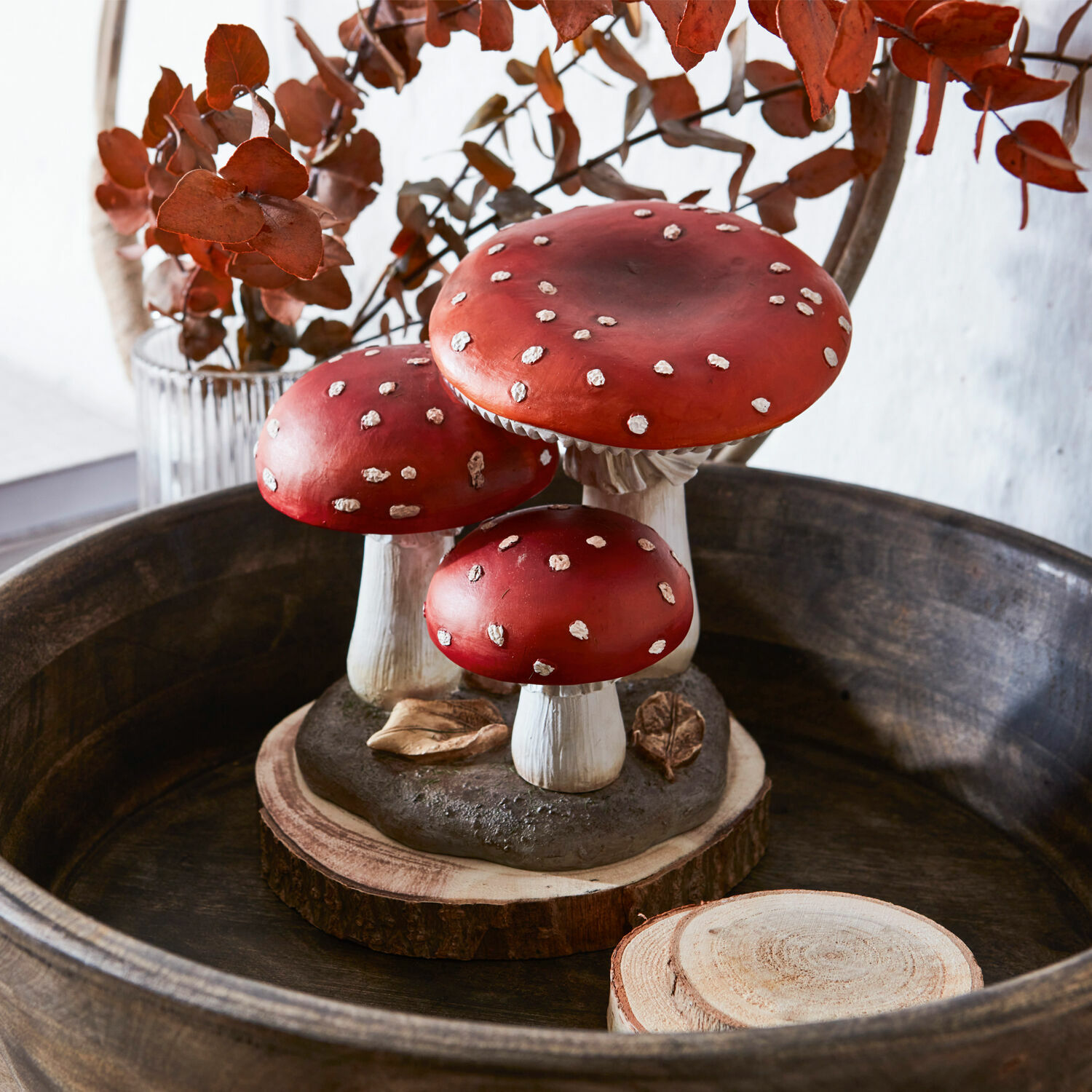 Deko-Pilz Lupton Dekorative rote Fliegenpilze mit weißen Punkten auf Holzsockel für herbstliche Wohnraumgestaltung