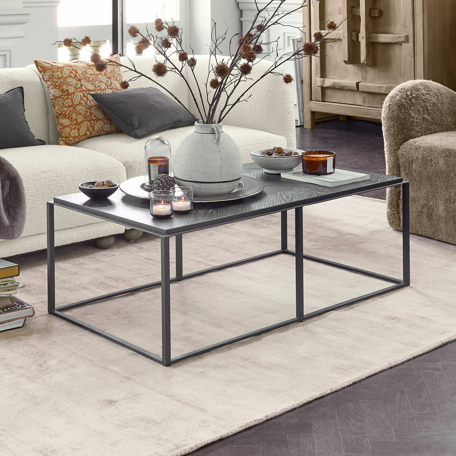 Couchtisch Lumesto Moderner schwarzer Couchtisch mit Metallrahmen und Dekorationen im hellen Wohnzimmer mit beigem Sofa