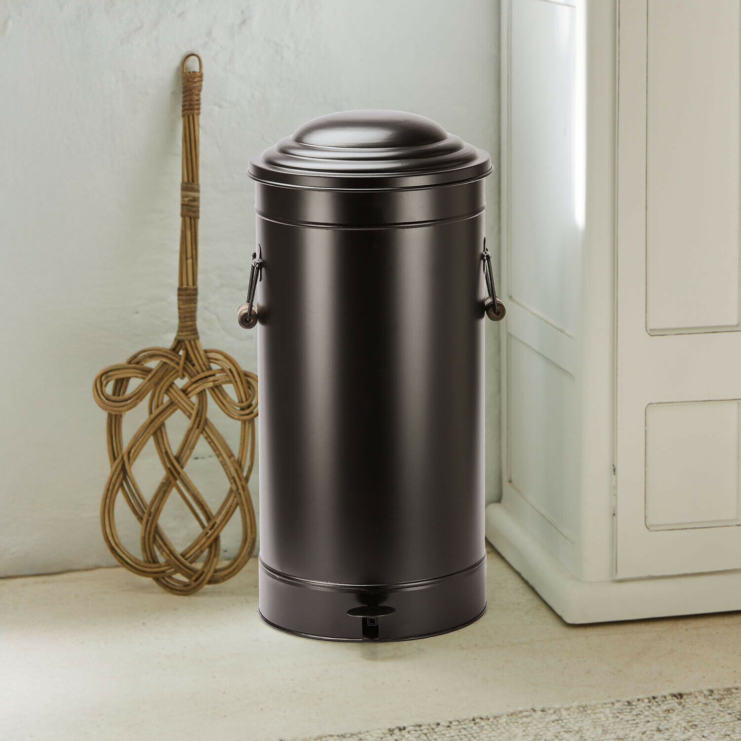 Schwarzer Metall-Mülleimer mit Fußpedal und Griffen, praktischer Haushaltsbehälter