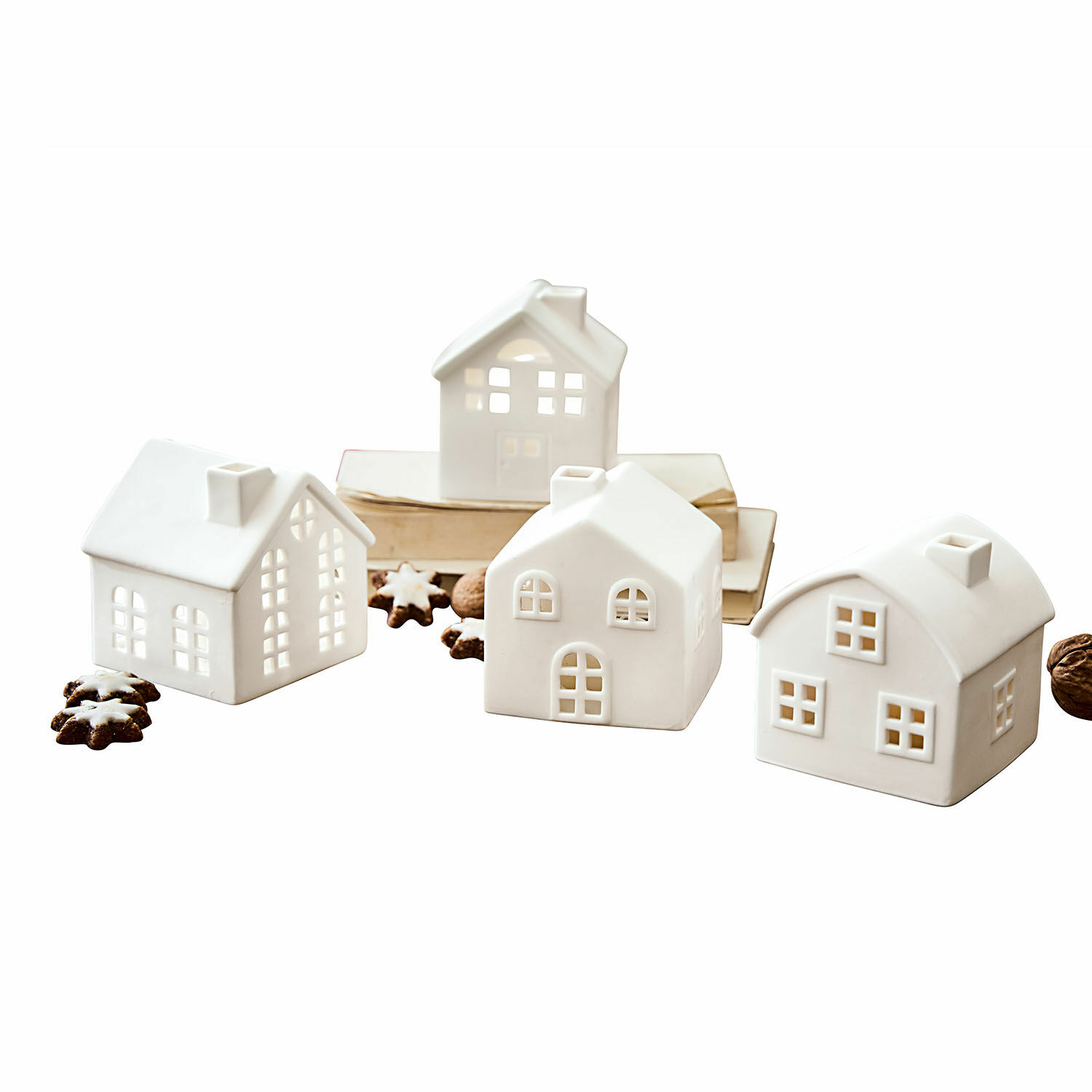 Windlicht 4er Set Country Weiße Keramik-Häuser mit Lichtöffnungen, weihnachtliche Dekoration mit Lebkuchen und Nüssen