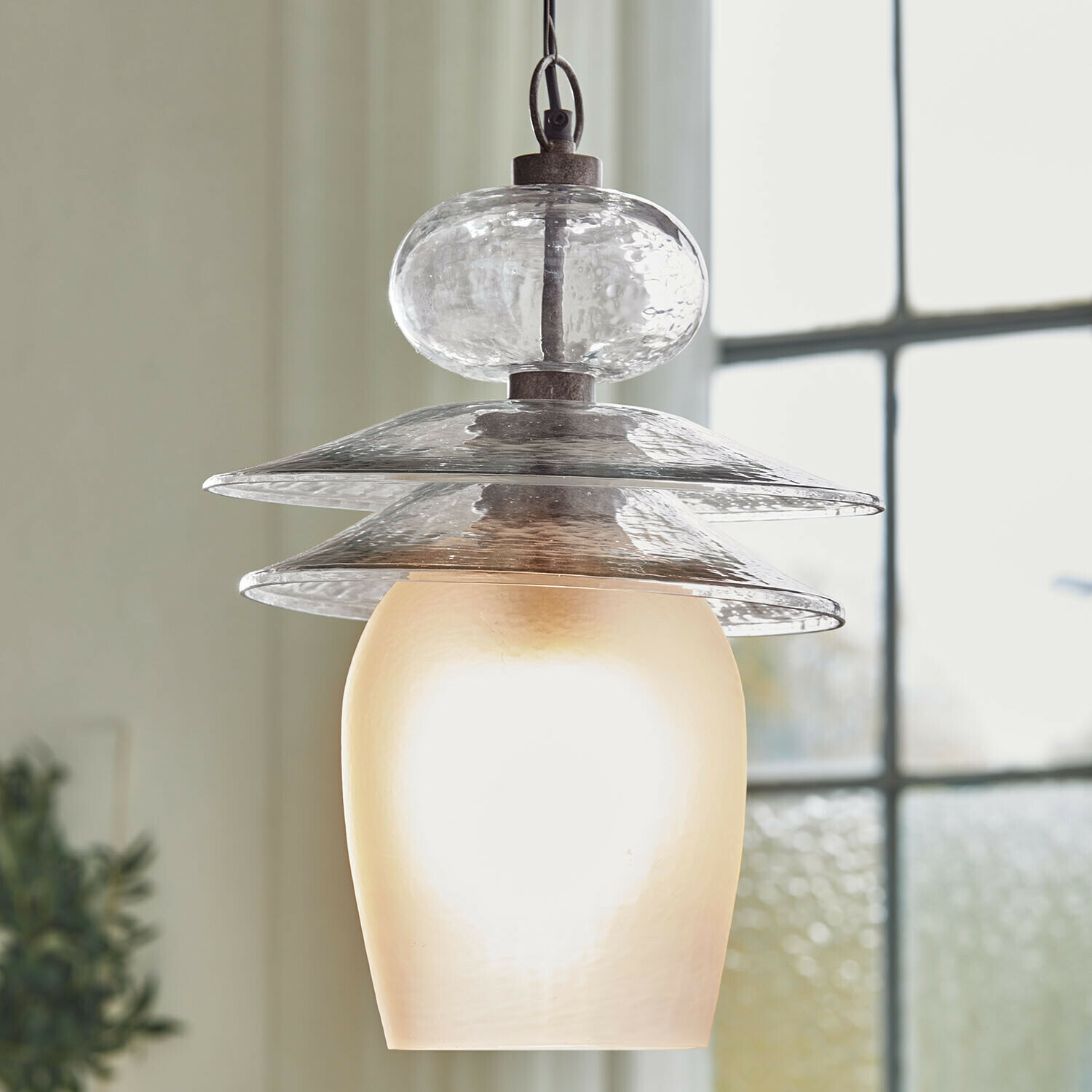 Hängelampe aus Glas mit milchigem Schirm und transparenten Elementen, modernes Wohnraumlicht