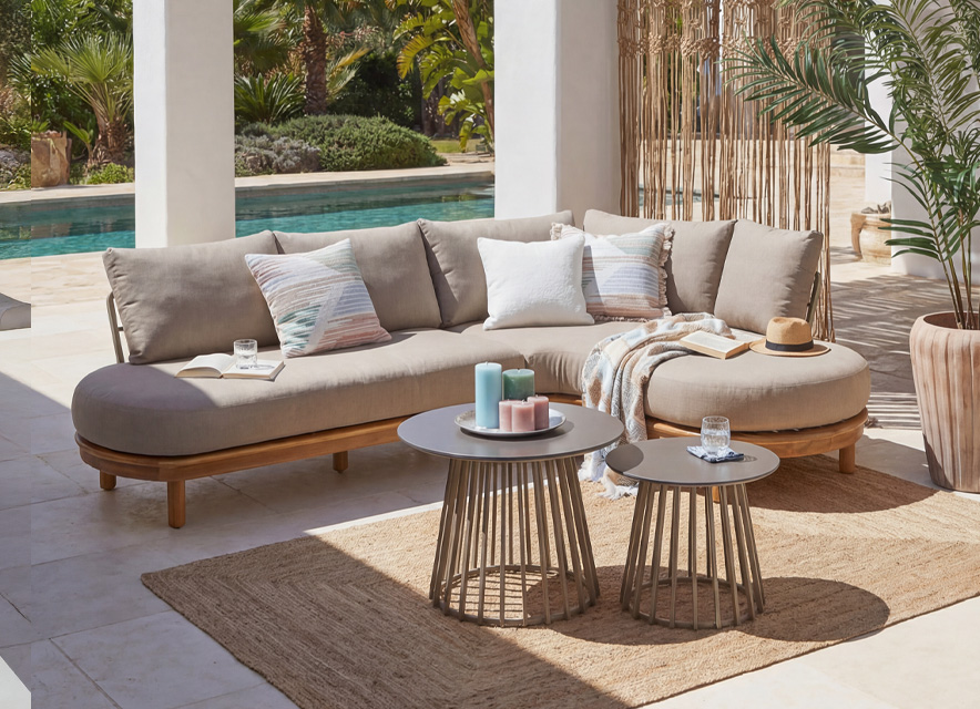 Lounge unter blauem Himmel