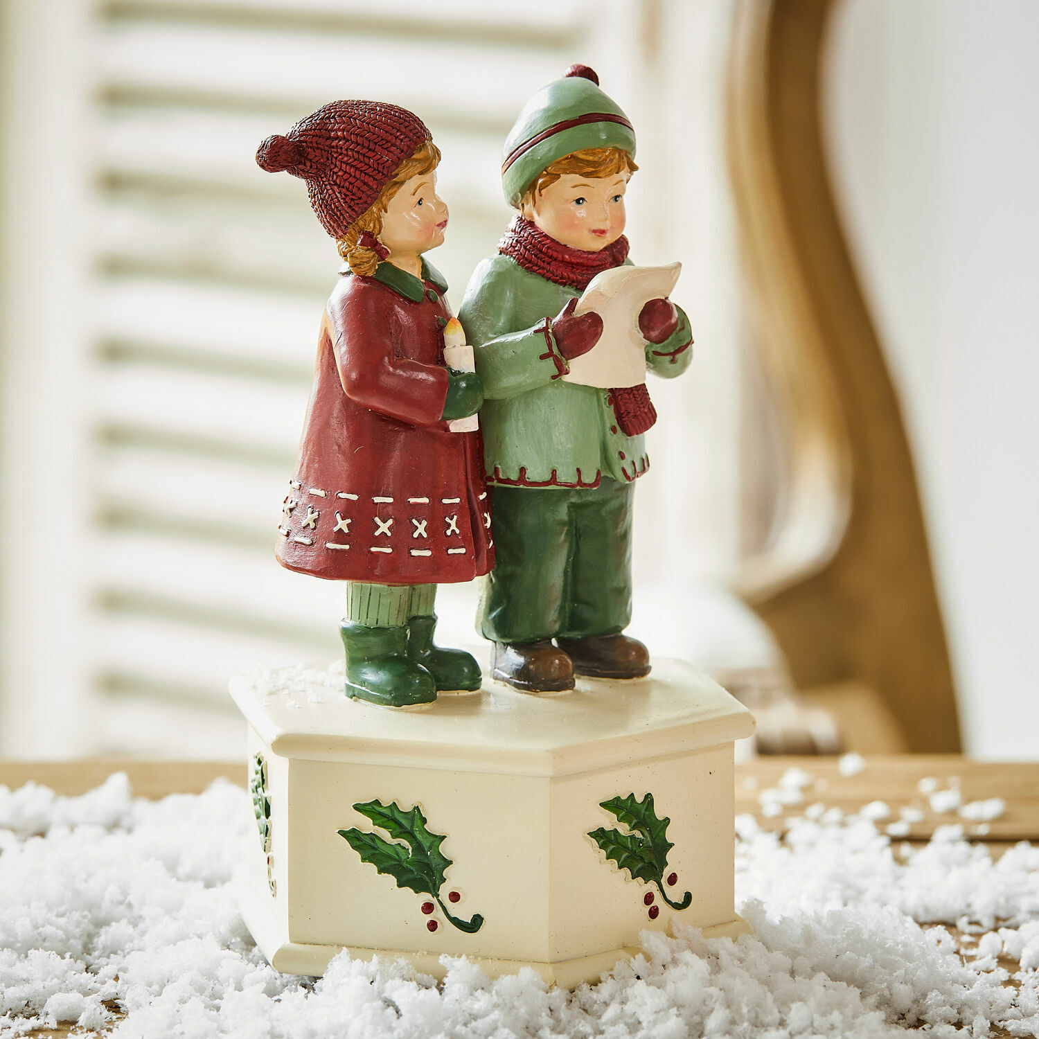 Spieluhr Kalilah Figur mit singenden Kindern auf cremefarbenem Sockel mit Stechpalmenmotiv, Weihnachtsdekoration