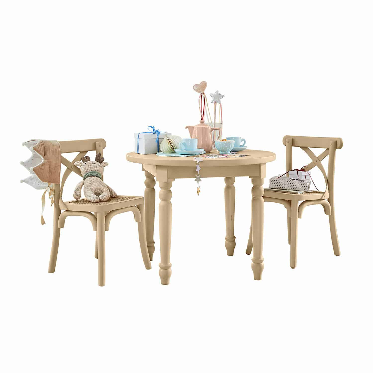 Kindersitzgruppe Sourila Beiger runder Holztisch mit zwei Stühlen, dekoriert mit Geschenkboxen und Teegeschirr