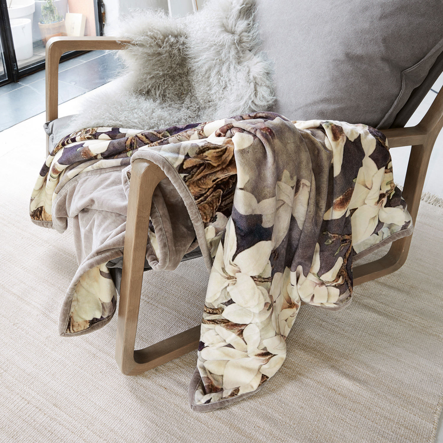 Plaid Belle Weiche Mikrofaserdecke mit floralem Muster in Creme- und Brauntönen auf Holzstuhl