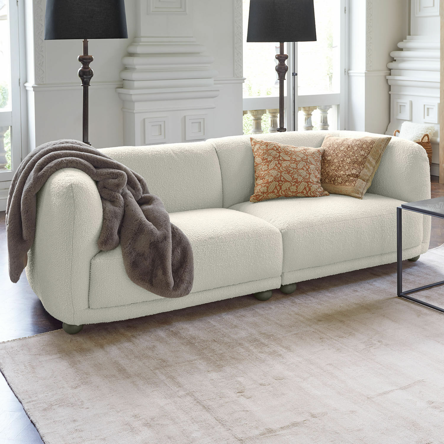 Sofa Scintillique Moderne cremefarbene Sofa mit weichem Stoff und dekorativen Kissen im hellen Wohnzimmer
