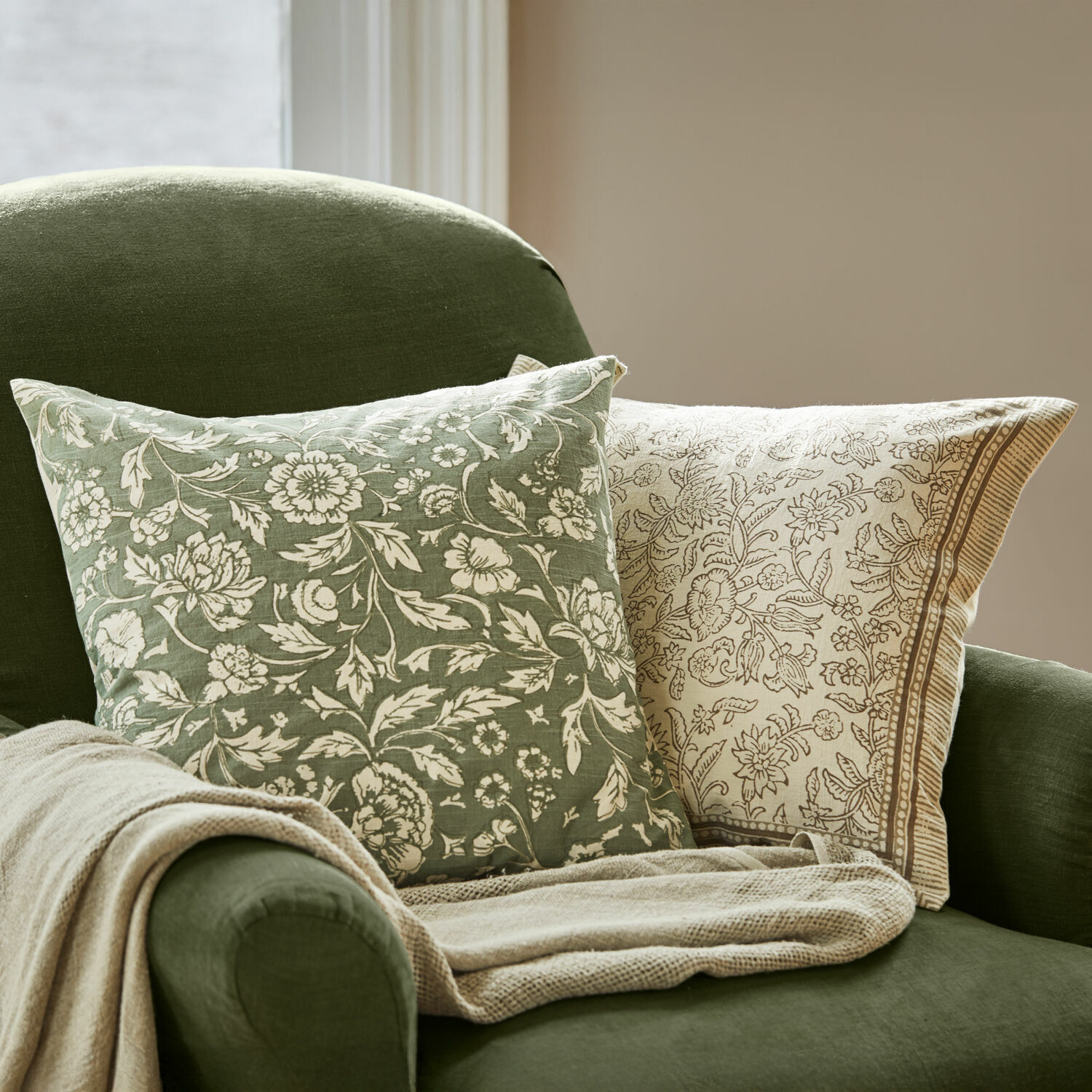 Kissenhülle 2er Set Ovixal Grüne und beige Kissen mit floralem Muster auf grünem Sessel mit beiger Decke, Wohnraumdeko