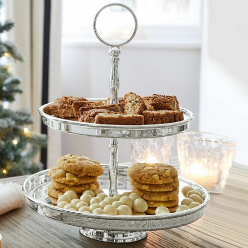 Zweistöckige silberne Etagere für Kekse und Süßigkeiten auf Holztisch mit Weihnachtsdeko