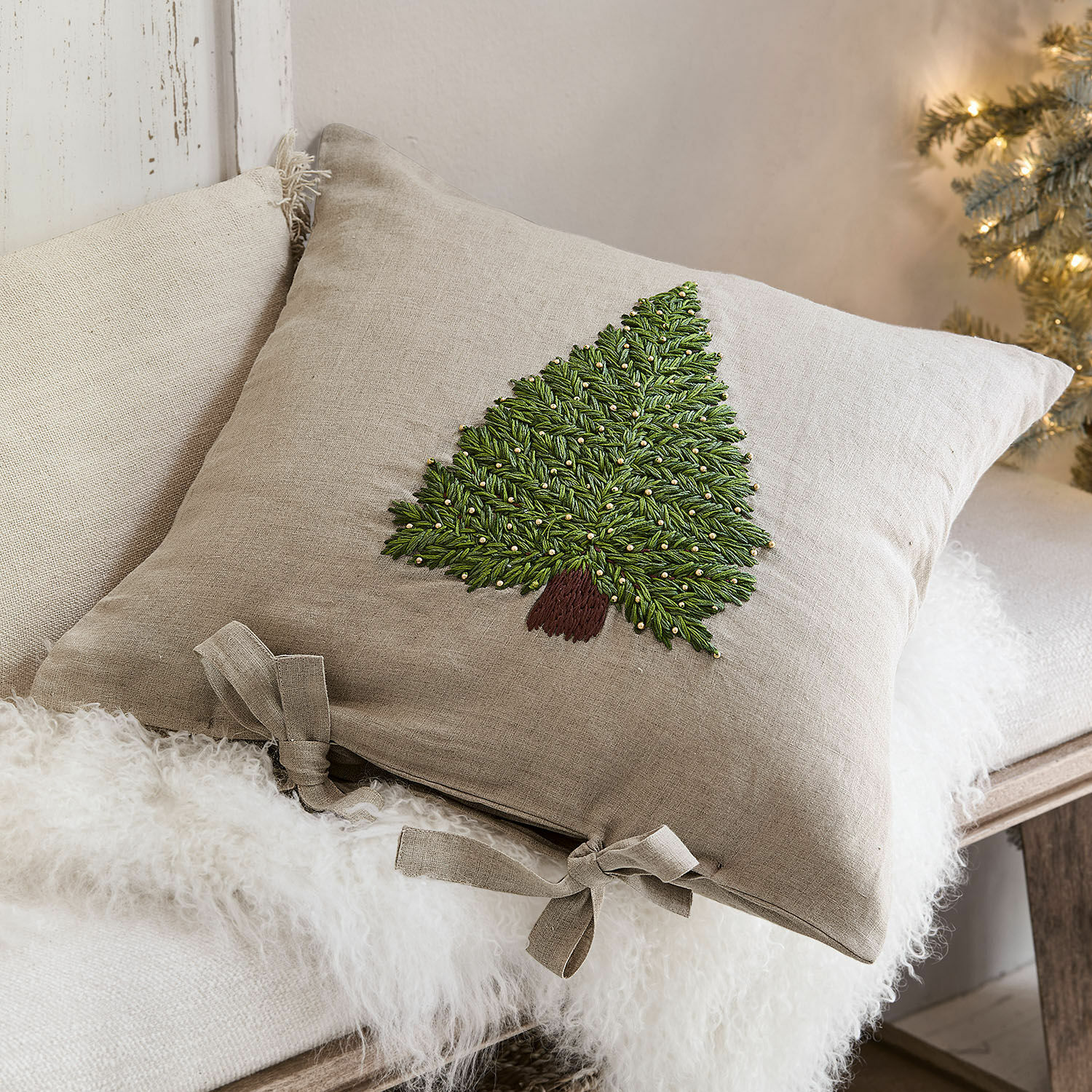 Kissenhülle Amuré Beige Leinenkissen mit grünem, besticktem Tannenbaum und Schleifen, festliche Weihnachtsdeko