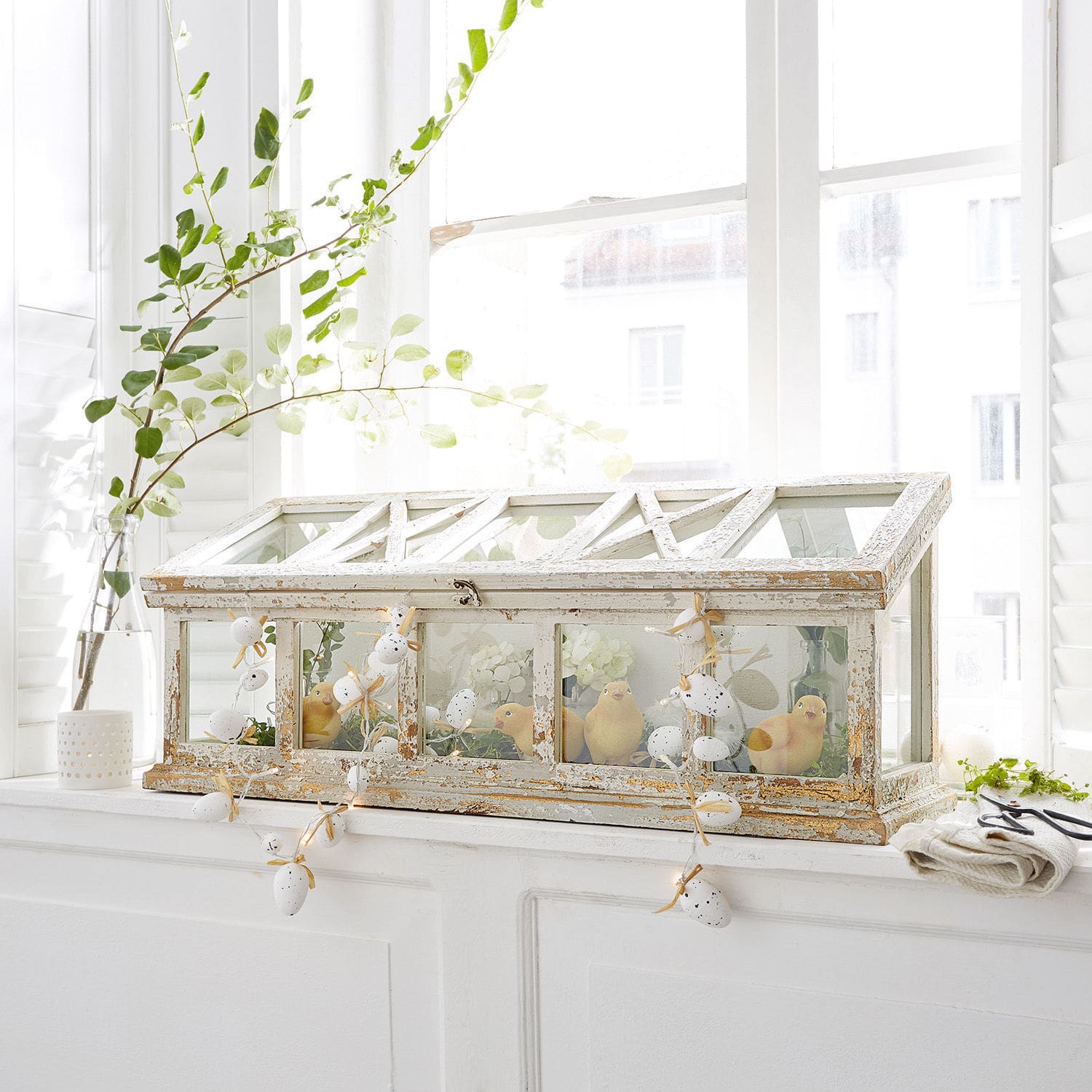 Gewächshaus Visastis Weiße Holz-Mini-Gewächshaus mit Shabby-Chic und Küken-Dekoration auf hellem Fensterbrett