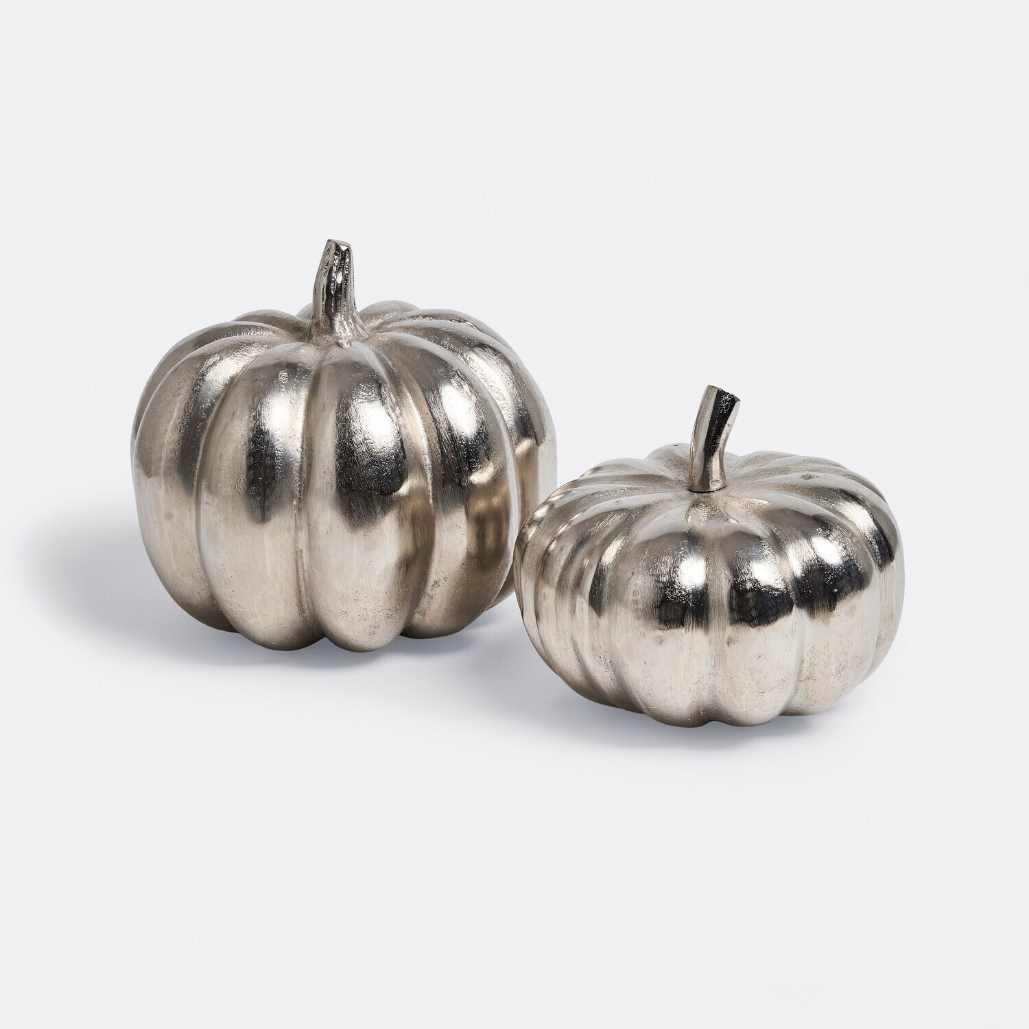 Deko-Kürbis 2er Set Alérisse Zwei dekorative Kürbisse aus silbernem Metall mit glänzender Oberfläche für Herbstdeko