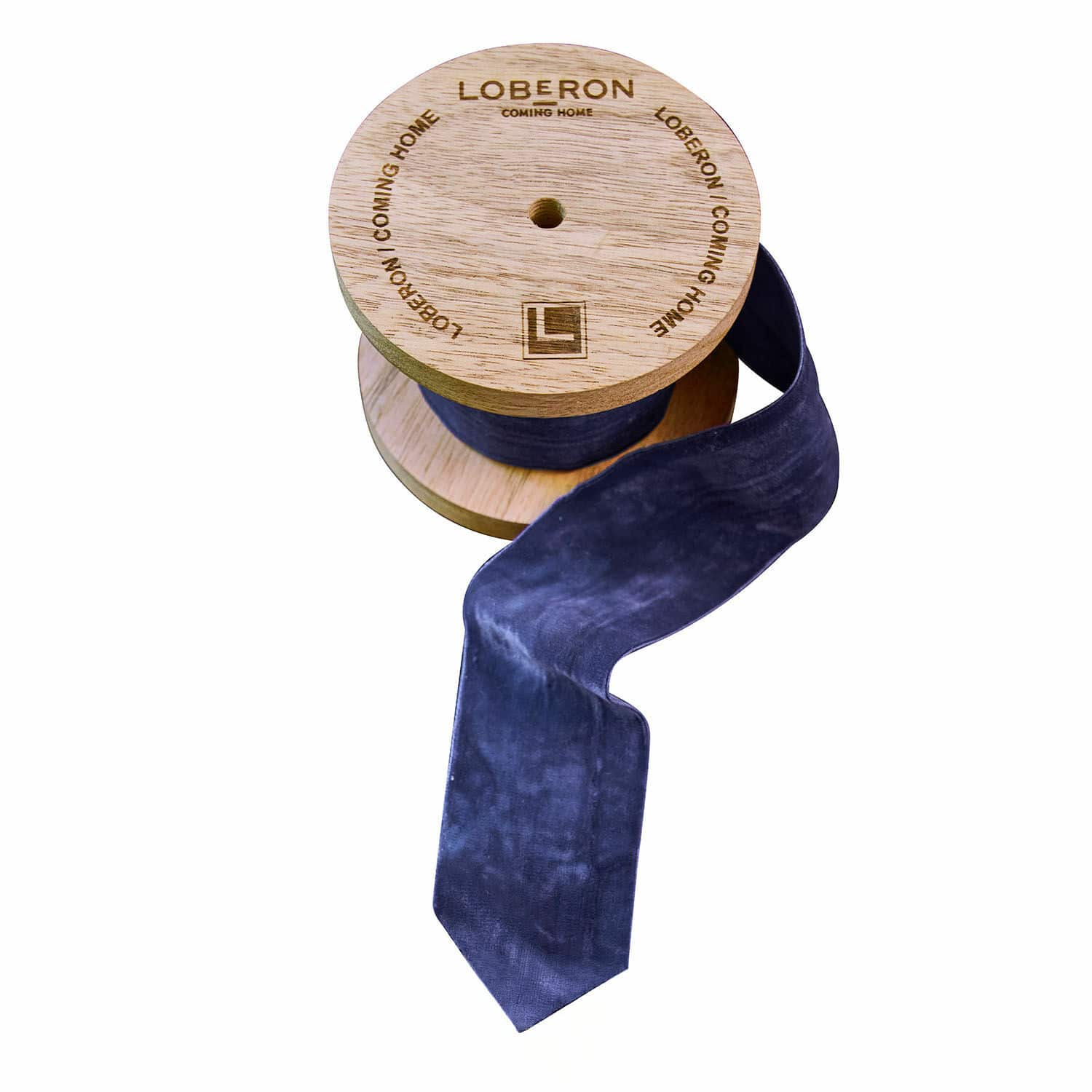 Samtband Phaedra Blaue Samtbandrolle aus Holz mit Loberon-Logo, dekoratives Band für Zuhause