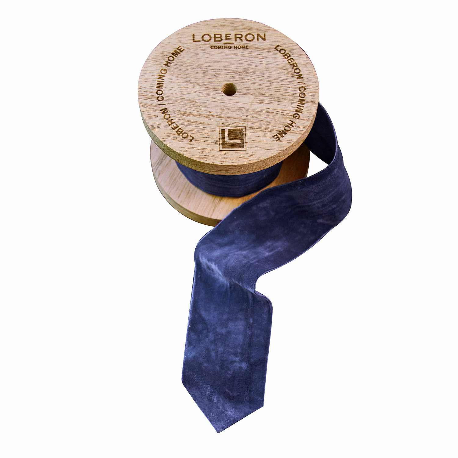Samtband Phaedra Blaue Samtbandrolle aus Holz mit Loberon-Logo, dekoratives Band für Zuhause