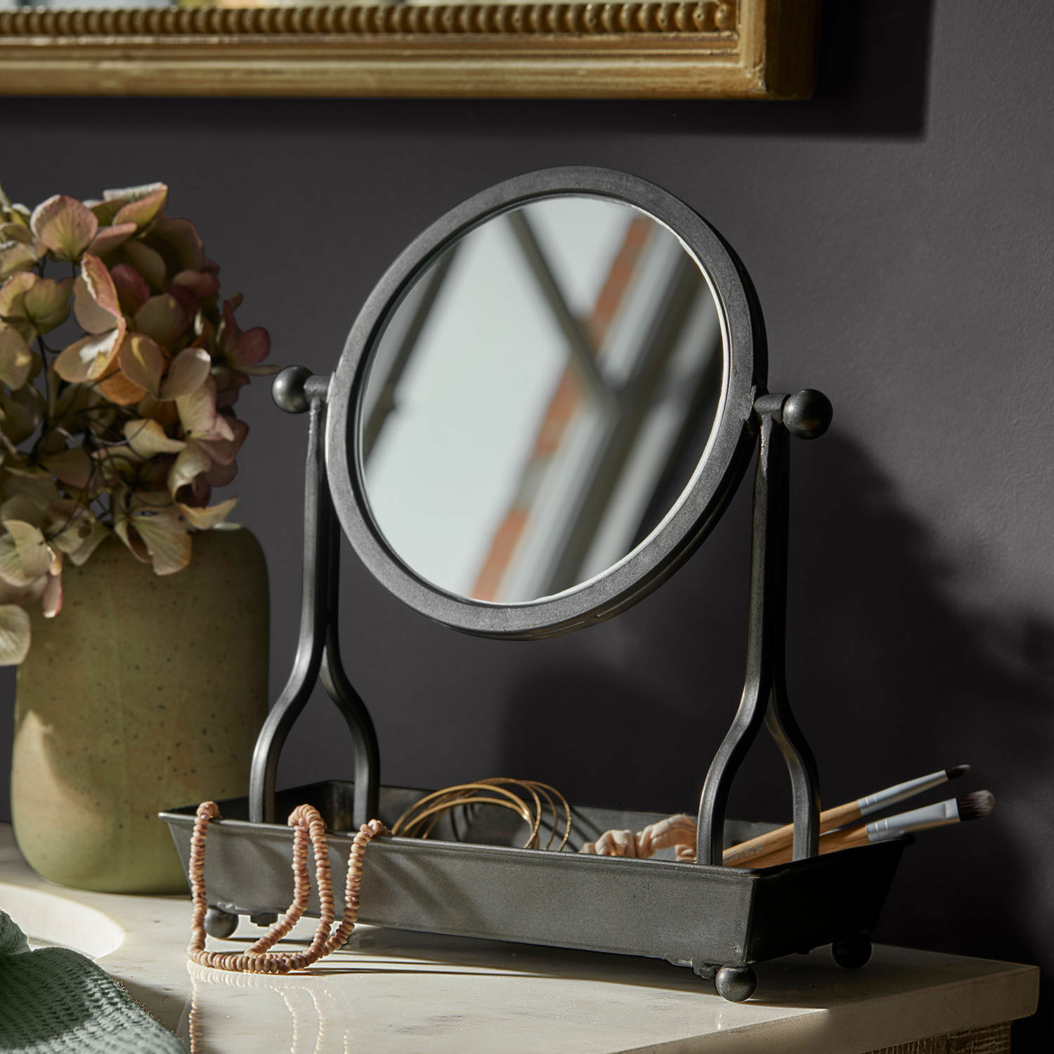 Kosmetikspiegel Amilion Schwarzer Metall-Tischspiegel mit Ablage für Schmuck und Make-up-Pinsel auf hellem Tisch