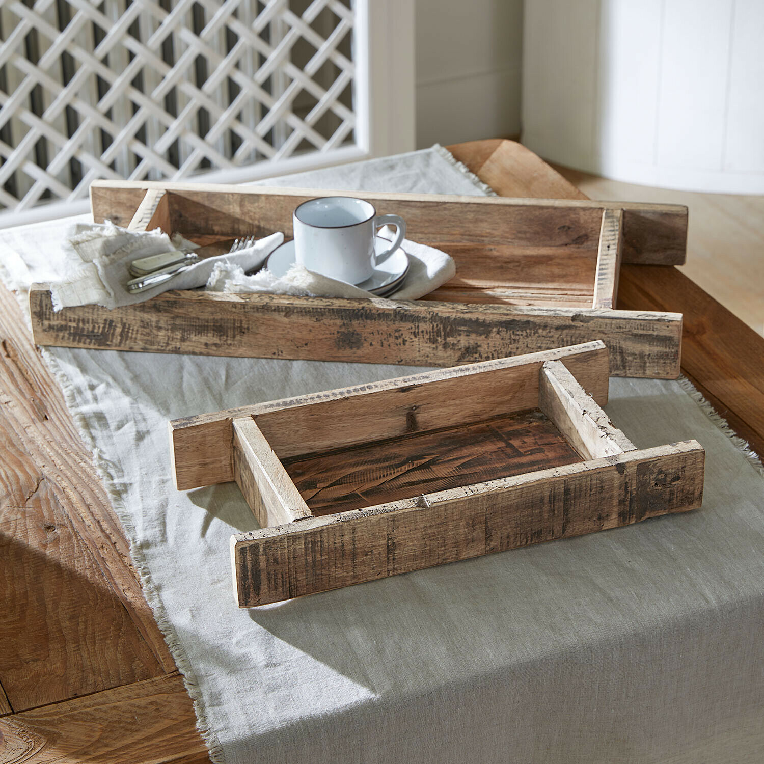 Rustikale Holztabletts in Naturfarbe auf Leinentuch, ideal zum Servieren und Dekorieren