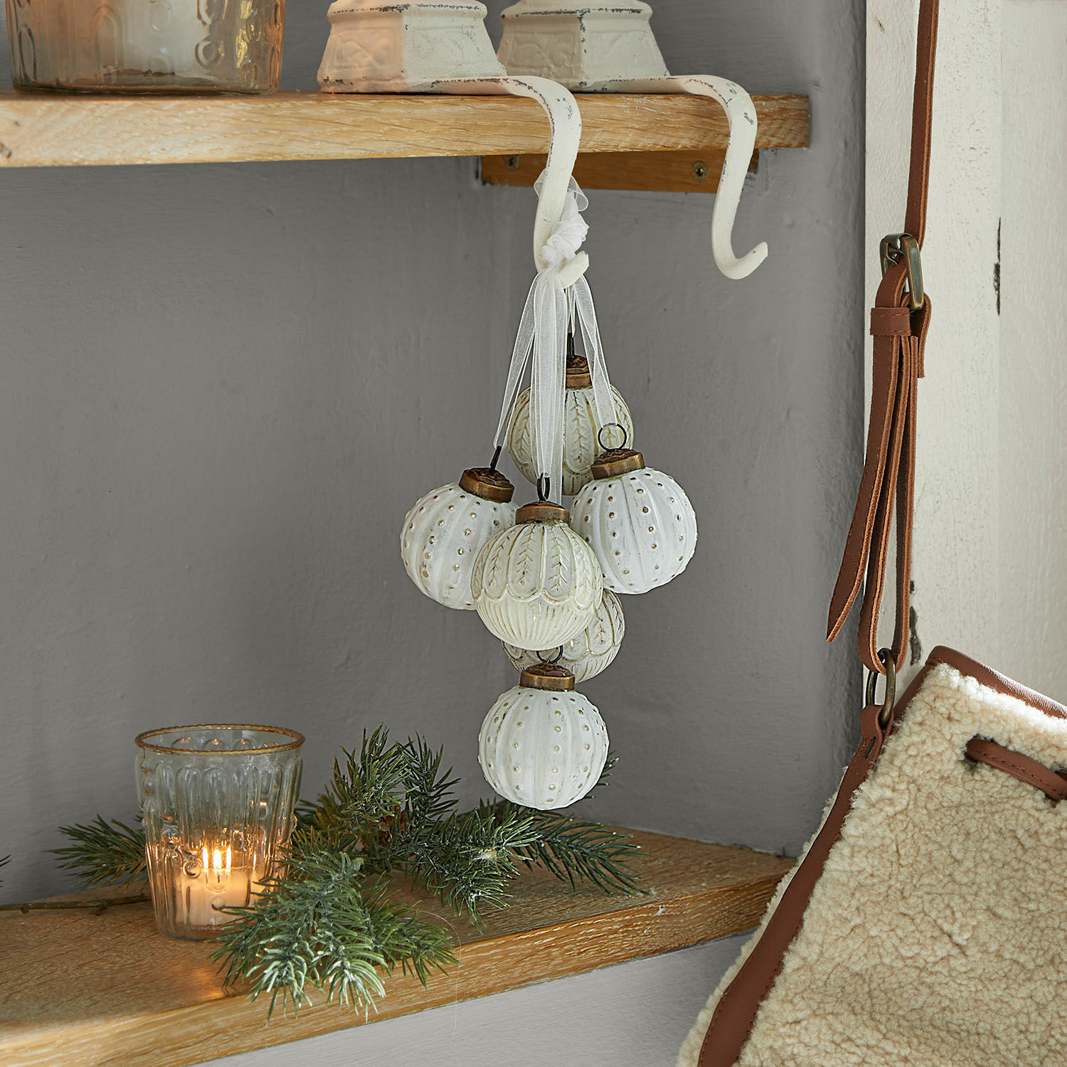 Weihnachtsschmuck 6er Set Tara Set aus weißen Keramik-Weihnachtskugeln mit Bändern, hängend an Haken, winterliche Dekoration