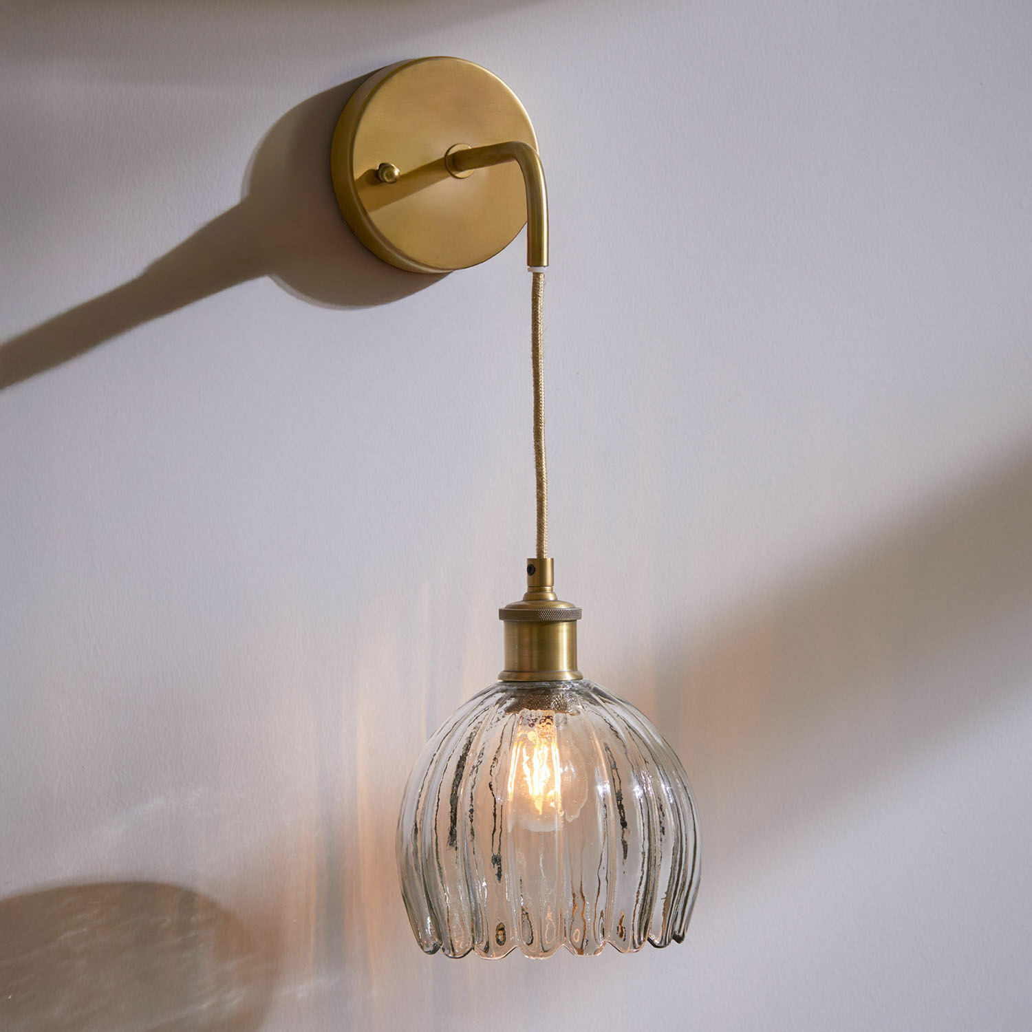 Wandlampe Druaila Wandleuchte aus Glas und Messing im Vintage-Stil mit transparentem Schirm und warmem Licht