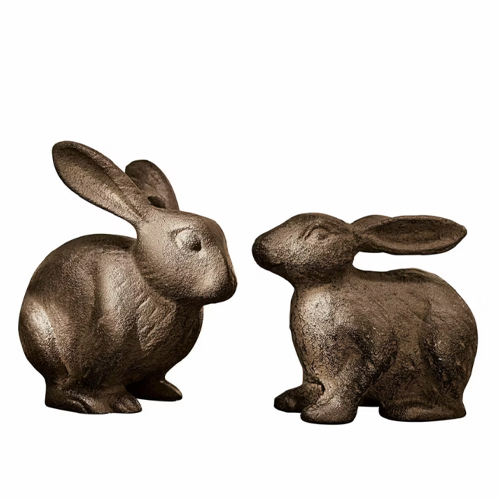 Zwei dekorative Hasenfiguren aus braunem Metall für Wohn- und Gartendekor
