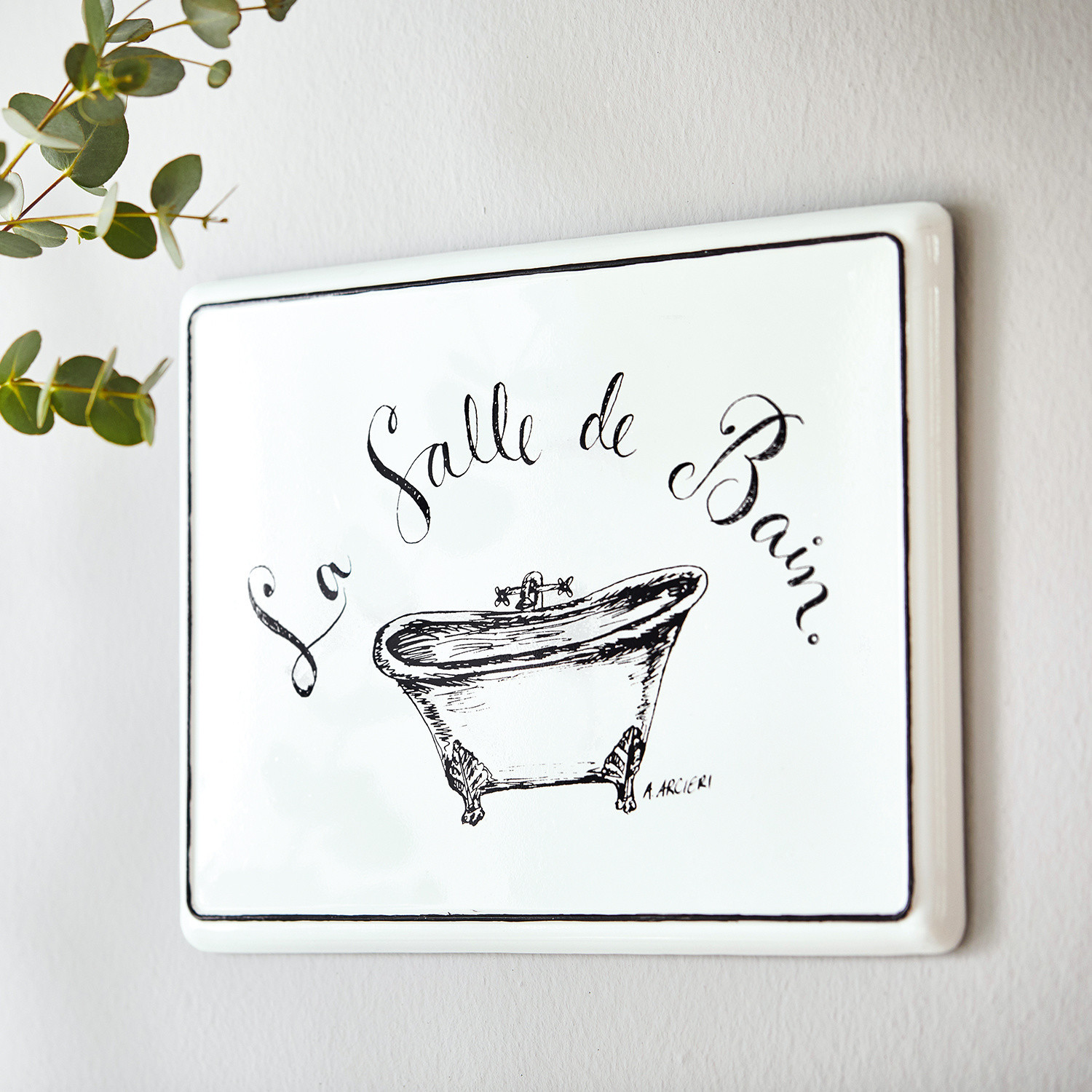 Deko-Schild La salle de bain Weiße Keramik-Wandtafel mit schwarzer Aufschrift La Salle de Bain und Badewannenzeichnung