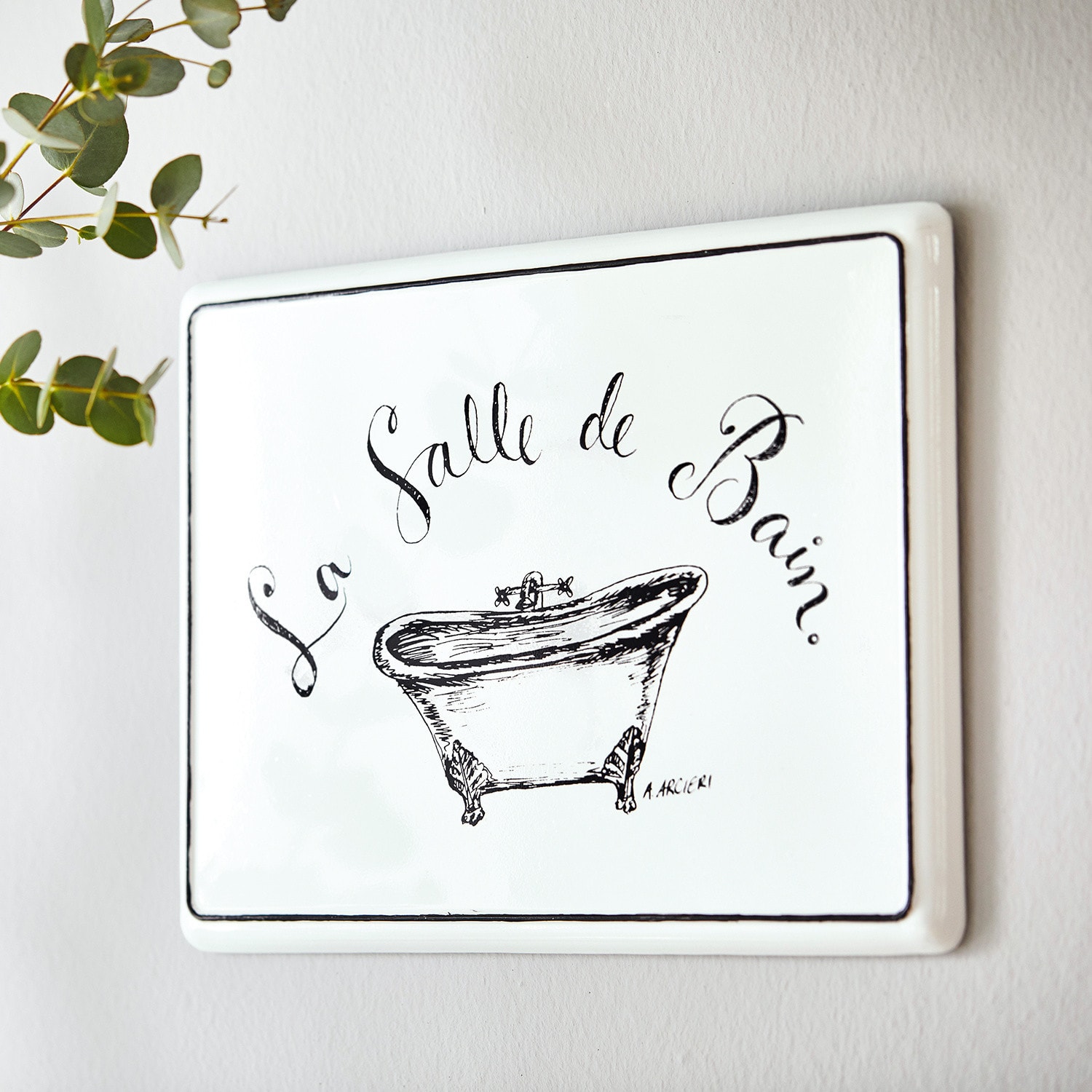 Deko-Schild La salle de bain Weiße Keramik-Wandtafel mit schwarzer Aufschrift La Salle de Bain und Badewannenzeichnung