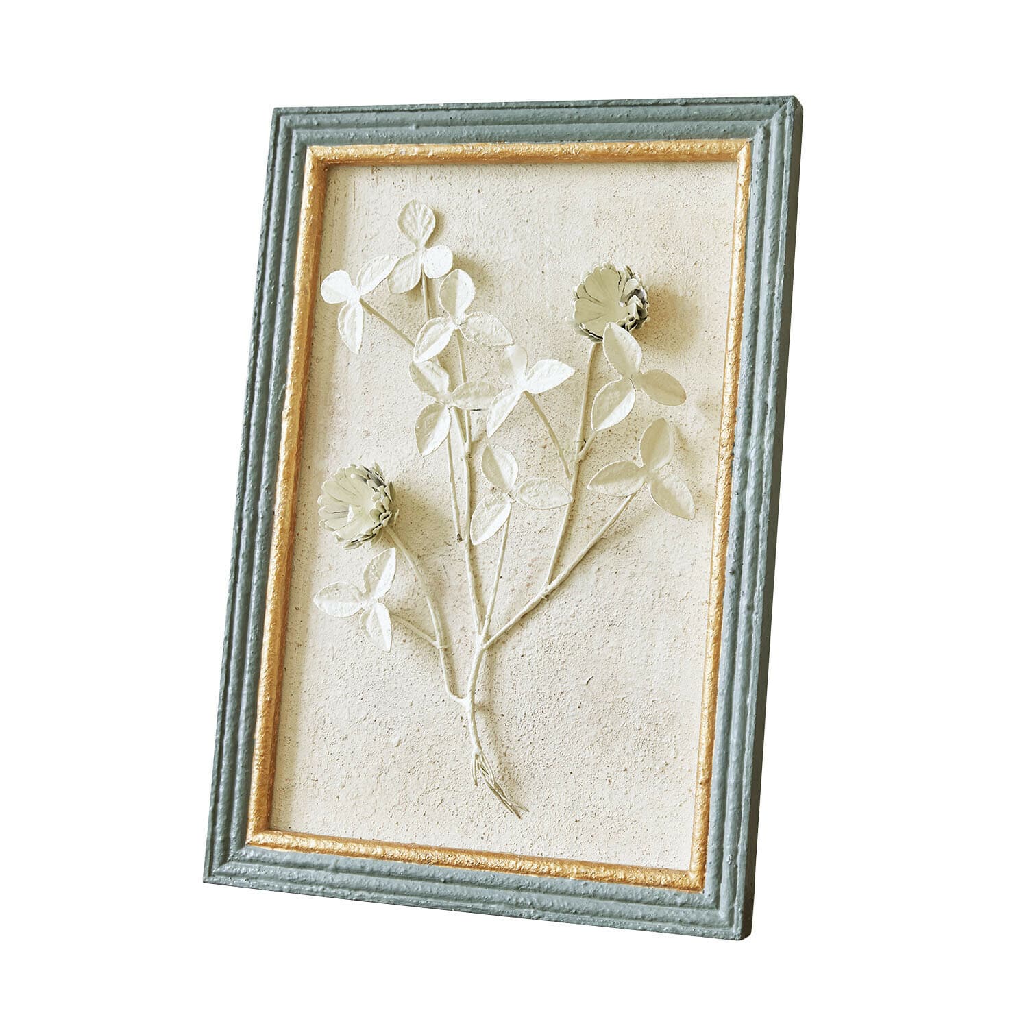 Dekoratives Wandbild mit Blumenrelief in grauem und goldenem Holzrahmen für Innenräume