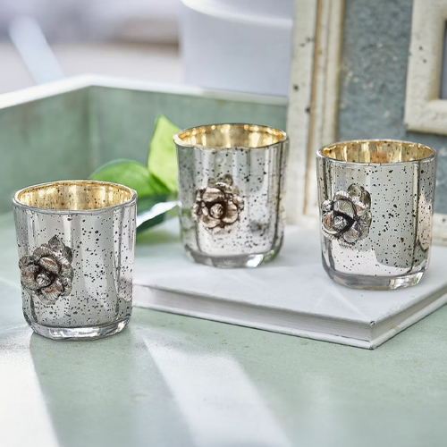 Drei Glas-Teelichthalter mit metallischem Finish und Rosenverzierung, stilvolle Tischdekoration