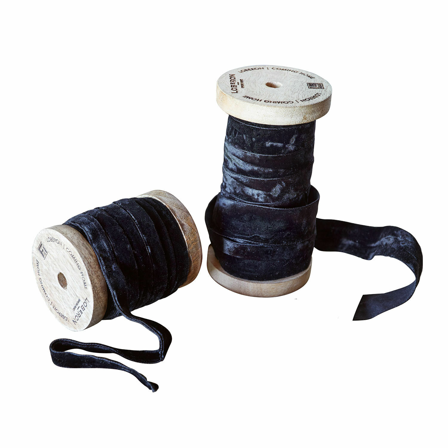 Set aus zwei schwarzen Samtbändern auf Holzspulen für Dekoration und Nähen