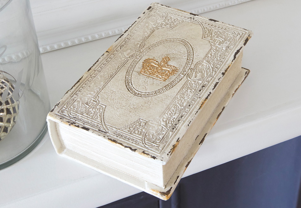 Dekoratives Buch im Shabby-Chic-Stil mit weißer, antik wirkender Oberfläche und goldener Krone