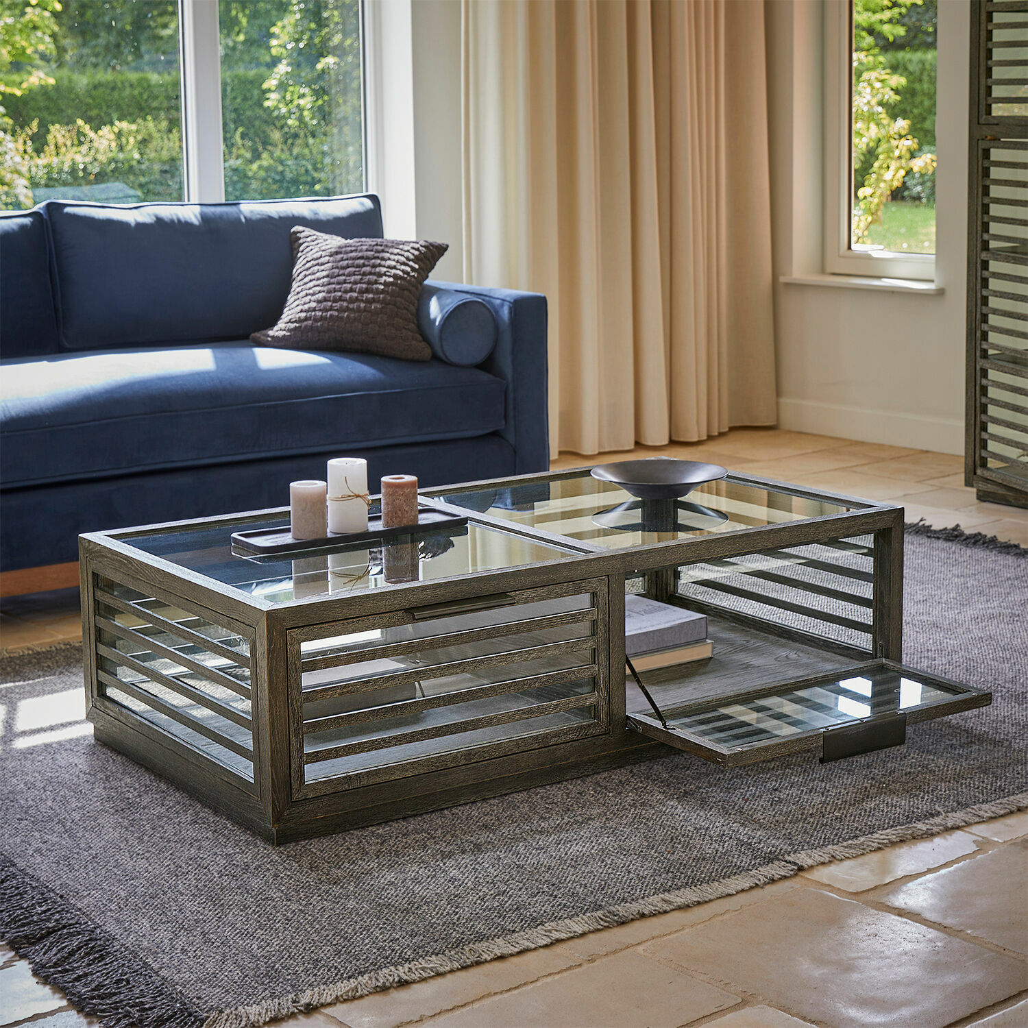 Couchtisch Trowbridge Couchtisch aus dunklem Holz und Glas mit aufklappbarem Fach auf Teppich im Wohnzimmer