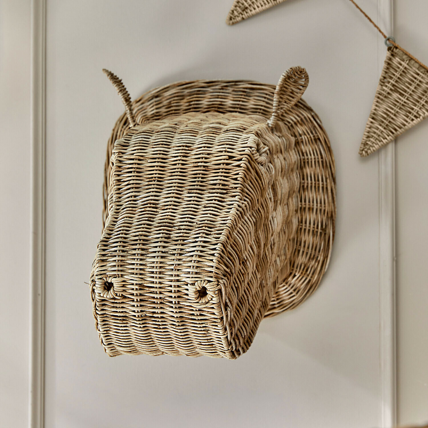 Dekorativer Hippo-Kopf aus natürlichem Rattan zum Aufhängen an der Wand als Wanddeko