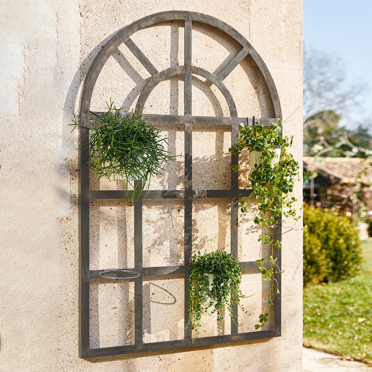 Pflanzregal Villandor Schwarzes Metall-Rankgitter mit Pflanzregalen zur Wandmontage für Gartenpflanzen