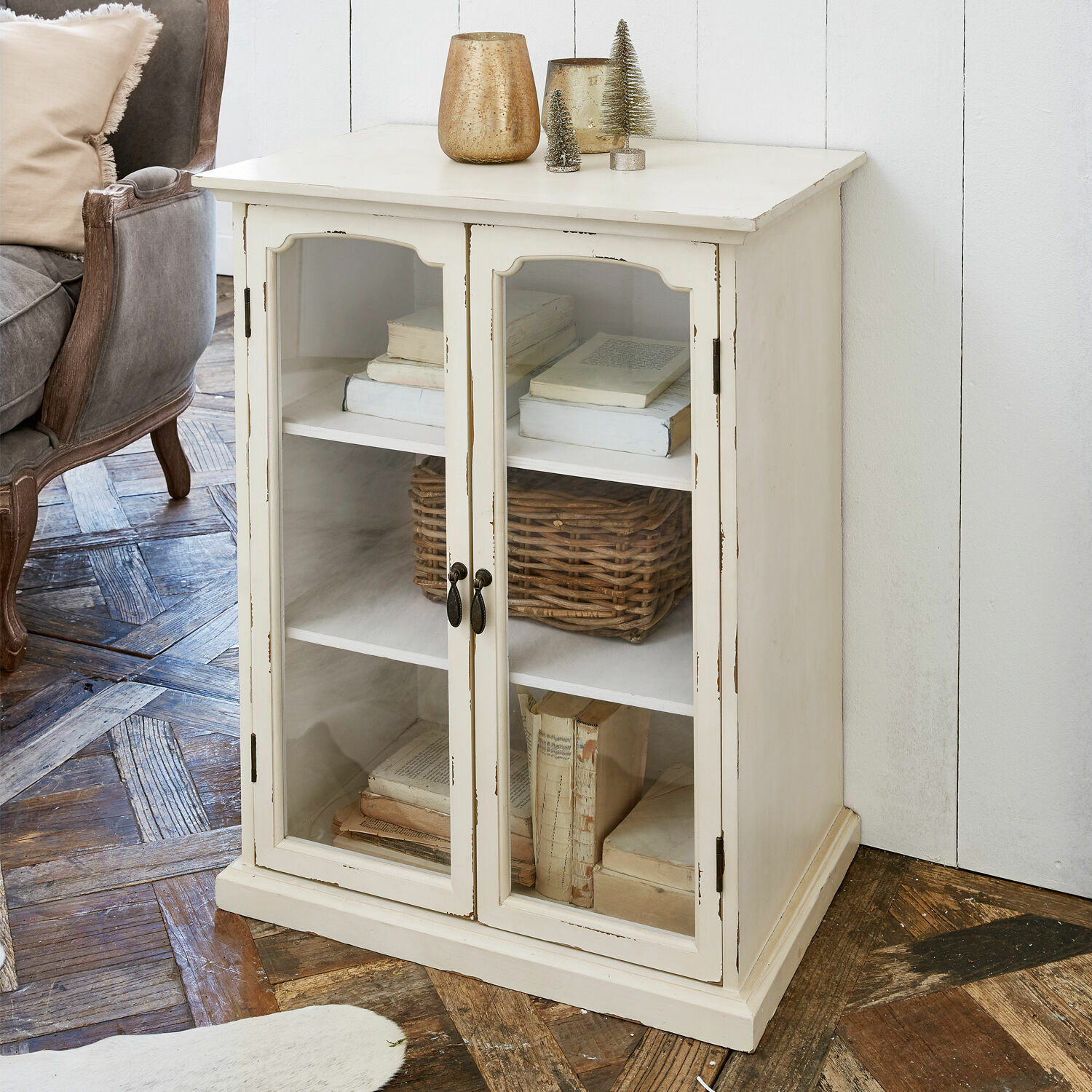 Kommode Greve Weiße Holzvitrine mit Glastüren und Regalen für Bücher und Dekorationen