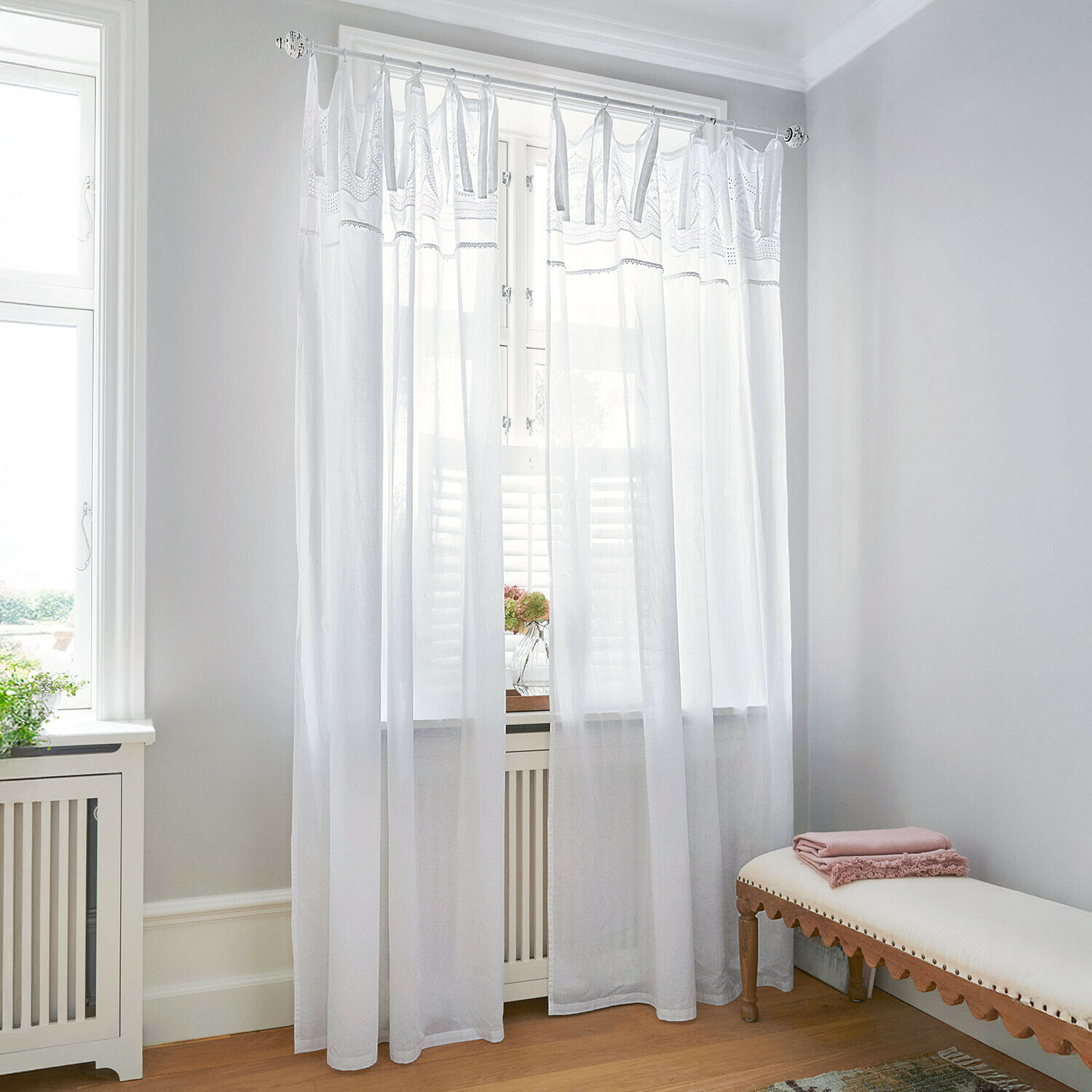 Weiße, leichte Vorhänge aus transparentem Stoff mit feiner Stickerei für helle Räume