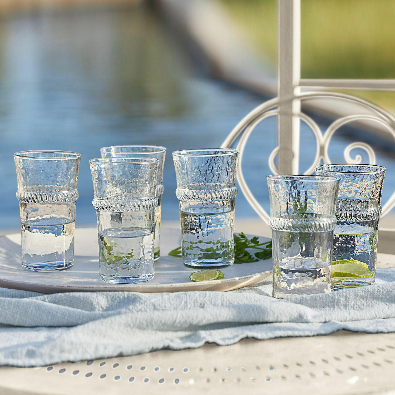 Glas 6er Set Beiras Sechsteiliges Set transparenter Gläser mit Struktur und dekorativem Ring für erfrischende Getränke.
