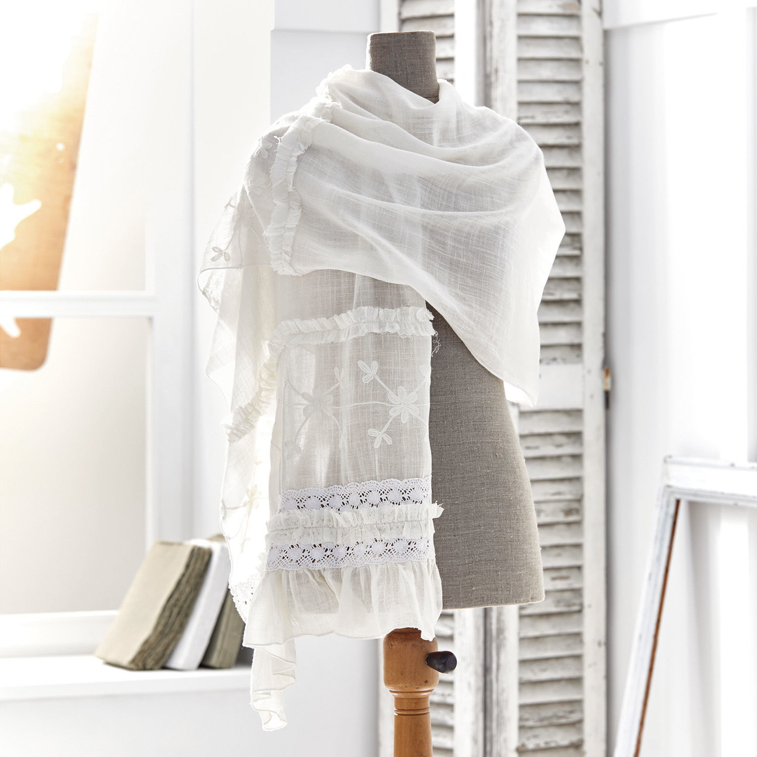Schal Nino Weißer leichter Baumwollschal mit Stickerei und Spitze, elegantes Frühlingsaccessoire
