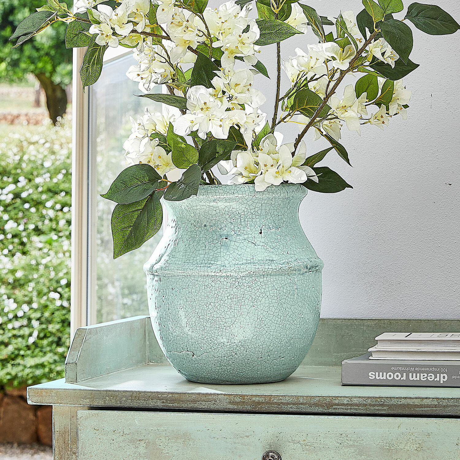 Vase Rosamonde Mintgrüne Keramikvase mit Rissen und weißen Blumen auf grünem Dekotisch