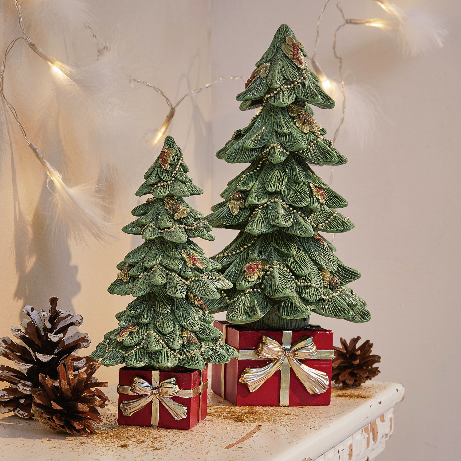 Deko-Baum 2er Set Verne Zwei grüne Deko-Tannenbäume aus Material auf roten Geschenkboxen mit goldenen Schleifen, Weihnachtsdeko